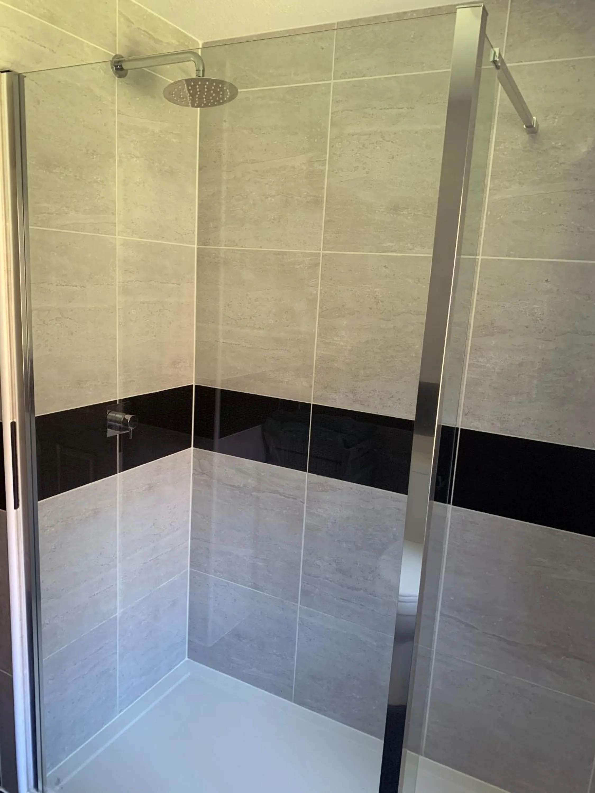 Shower in 1 Bedroom Apartment Central Basingstoke