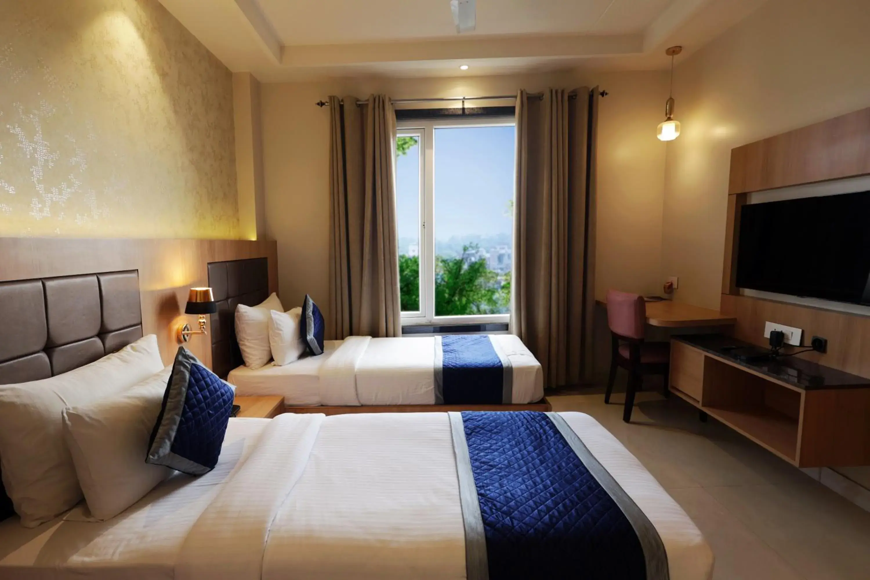 Superior Twin Room in The Elegance Hotel Superior Twin Room in The Elegance Hotel