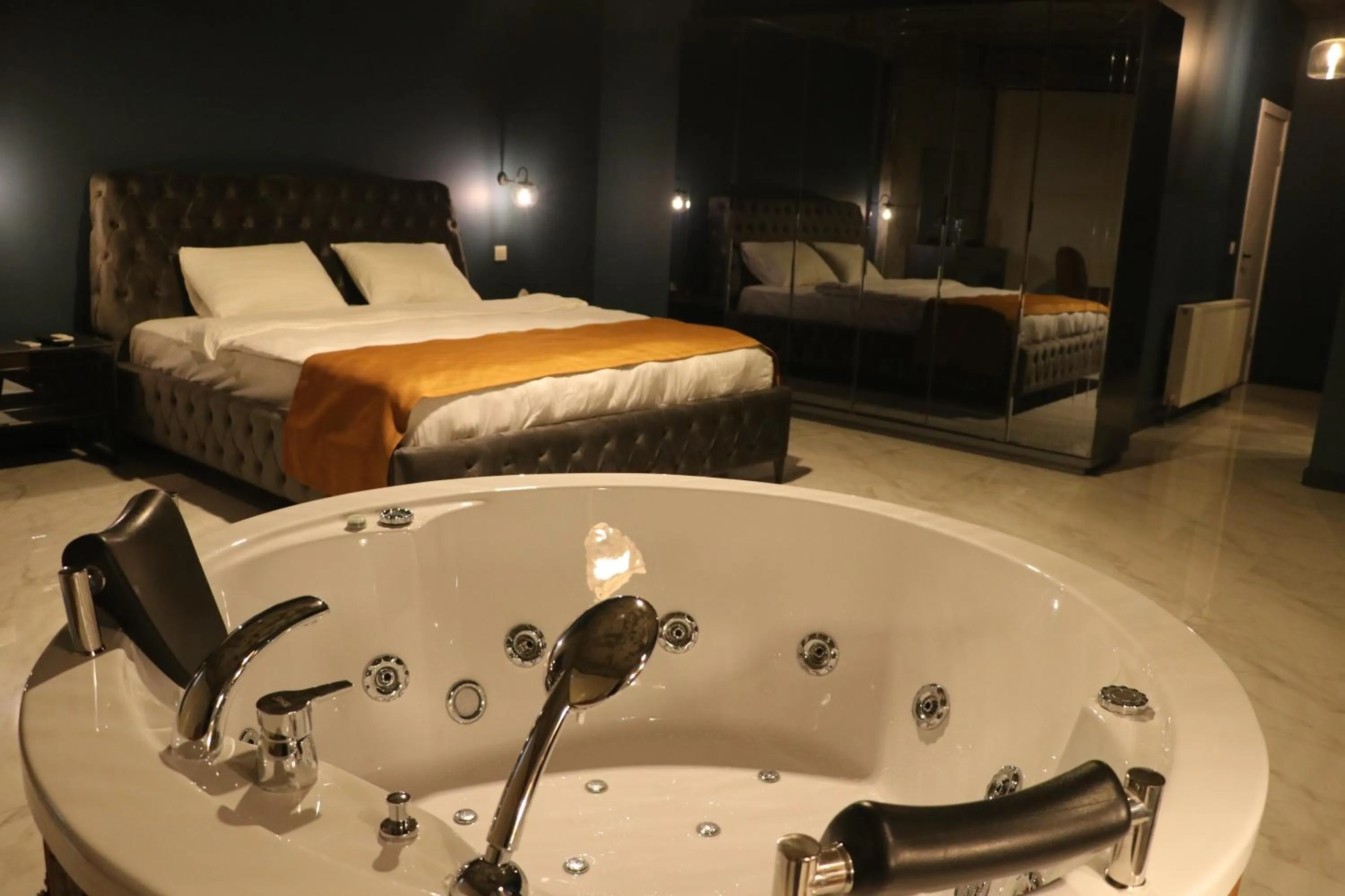Hot Tub, Bed in Mas Suites Karaköy