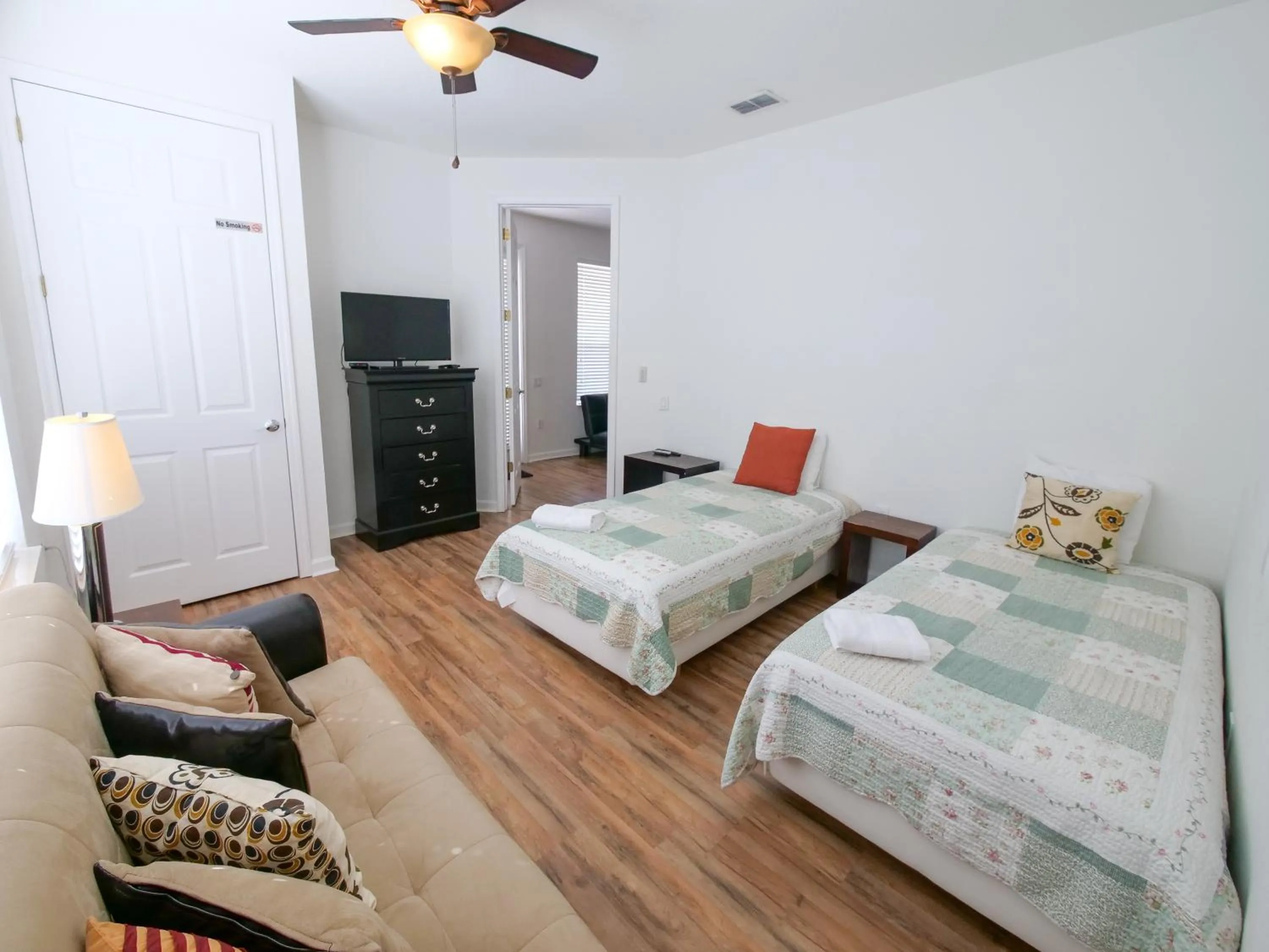 TV and multimedia, Bed in 4Br 2Bath Condo Balcony 5min Conv Center 2020ft