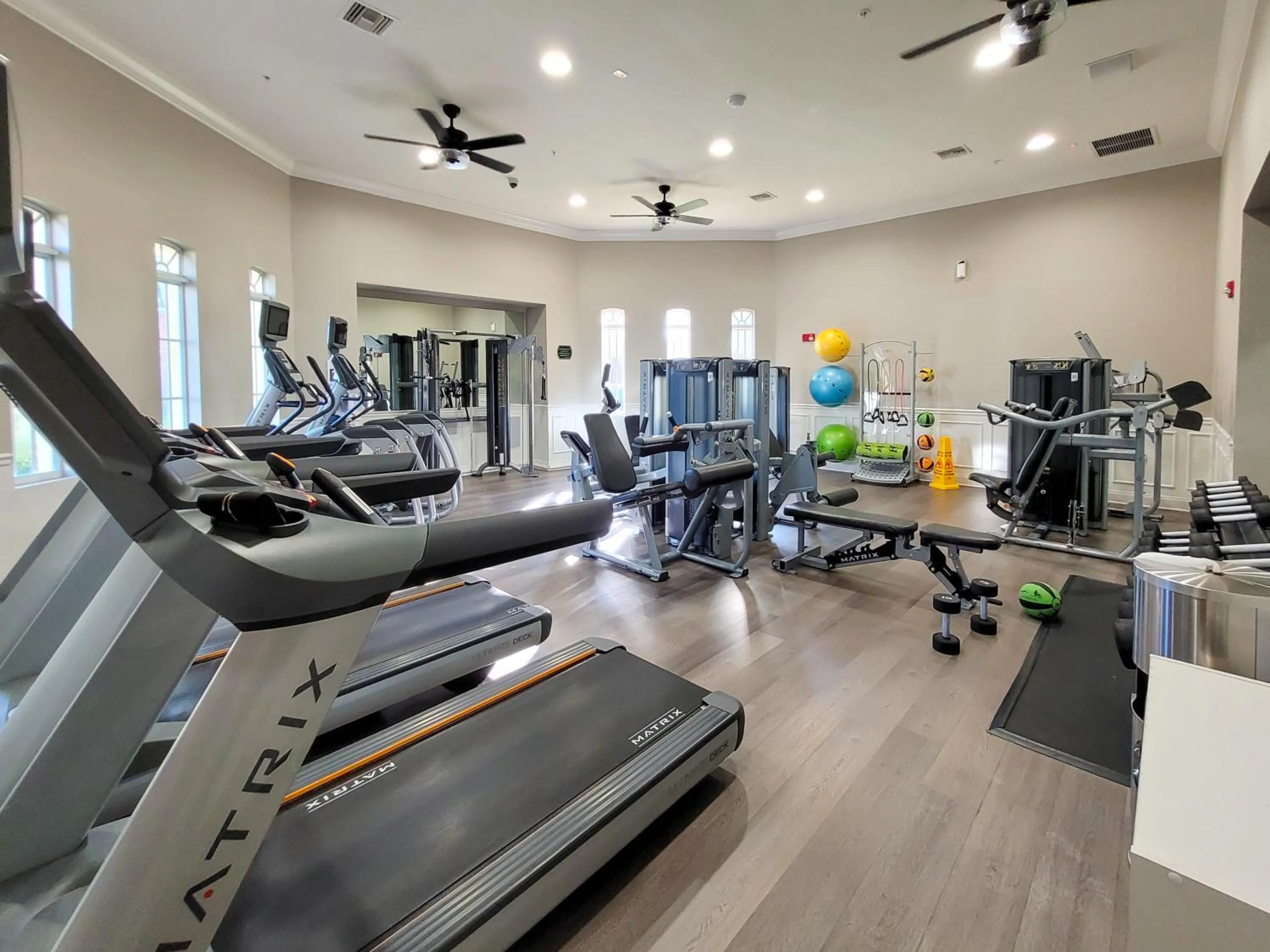 Fitness centre/facilities in 4Br 2Bath Condo Balcony 5min Conv Center 2020ft