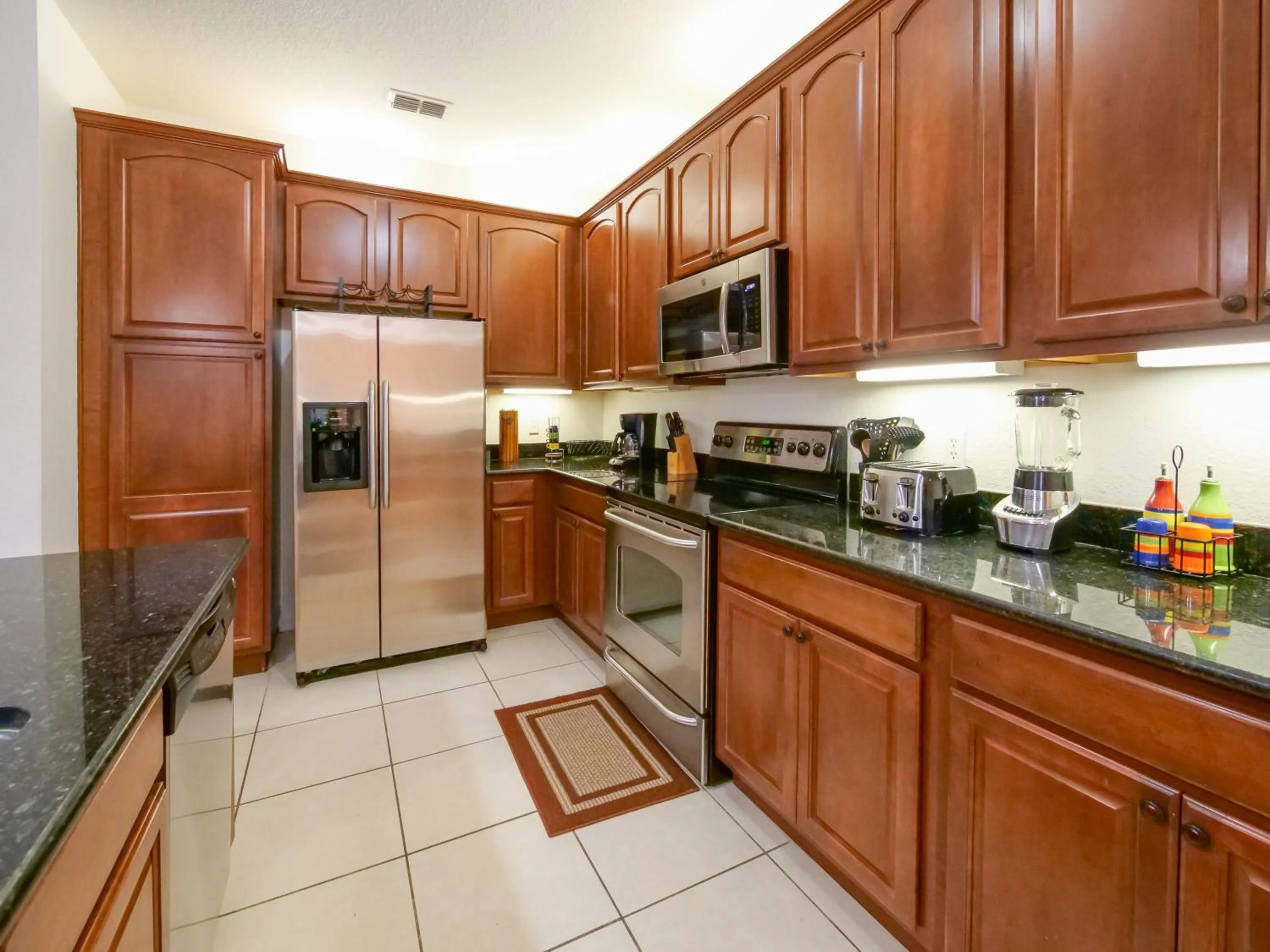 Kitchen or kitchenette in 4Br 2Bath Condo Balcony 5min Conv Center 2020ft