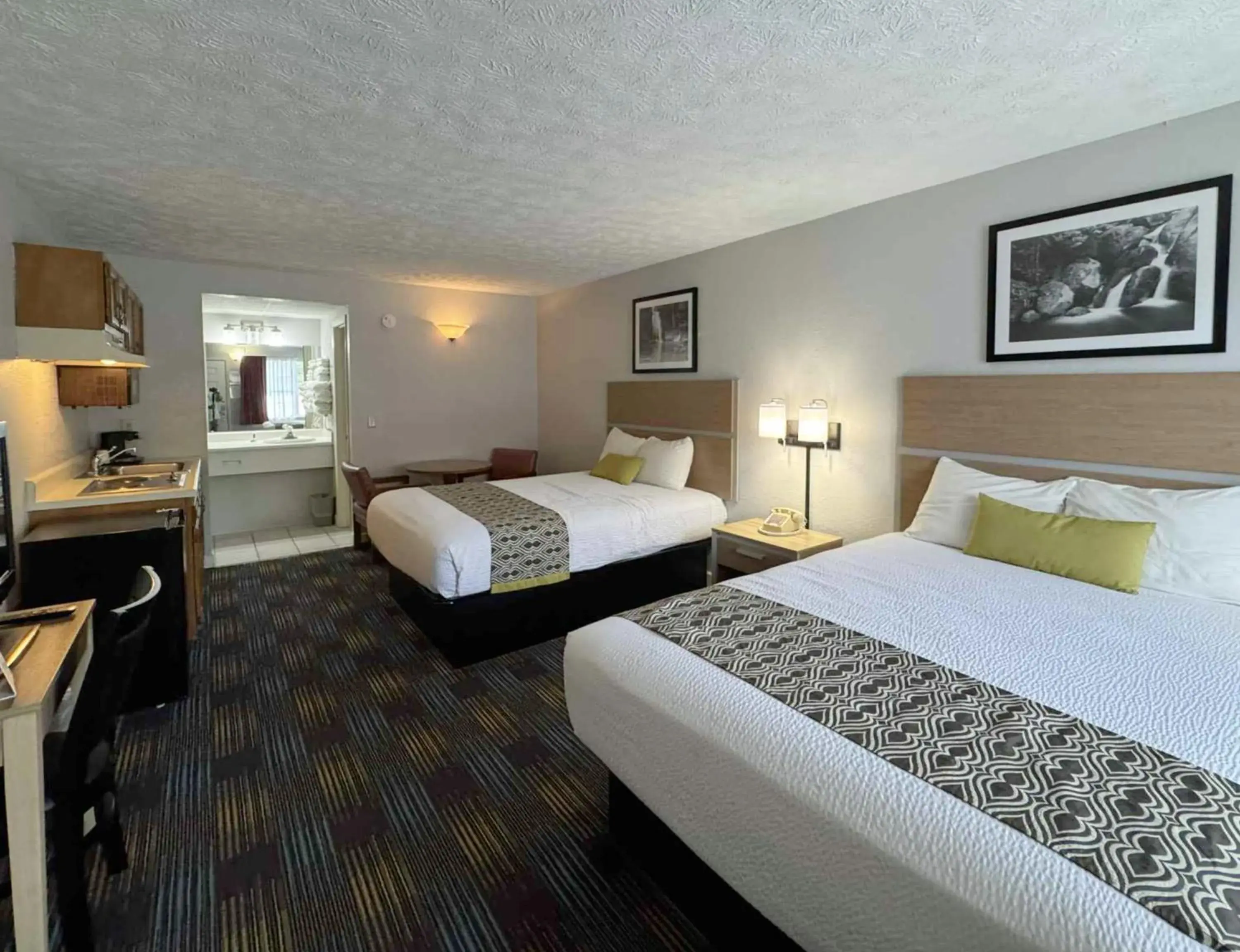 Photo of the whole room, Bed in Mountain Aire Inn Sevierville - Pigeon Forge Photo of the whole room, Bed in Mountain Aire Inn Sevierville - Pigeon Forge