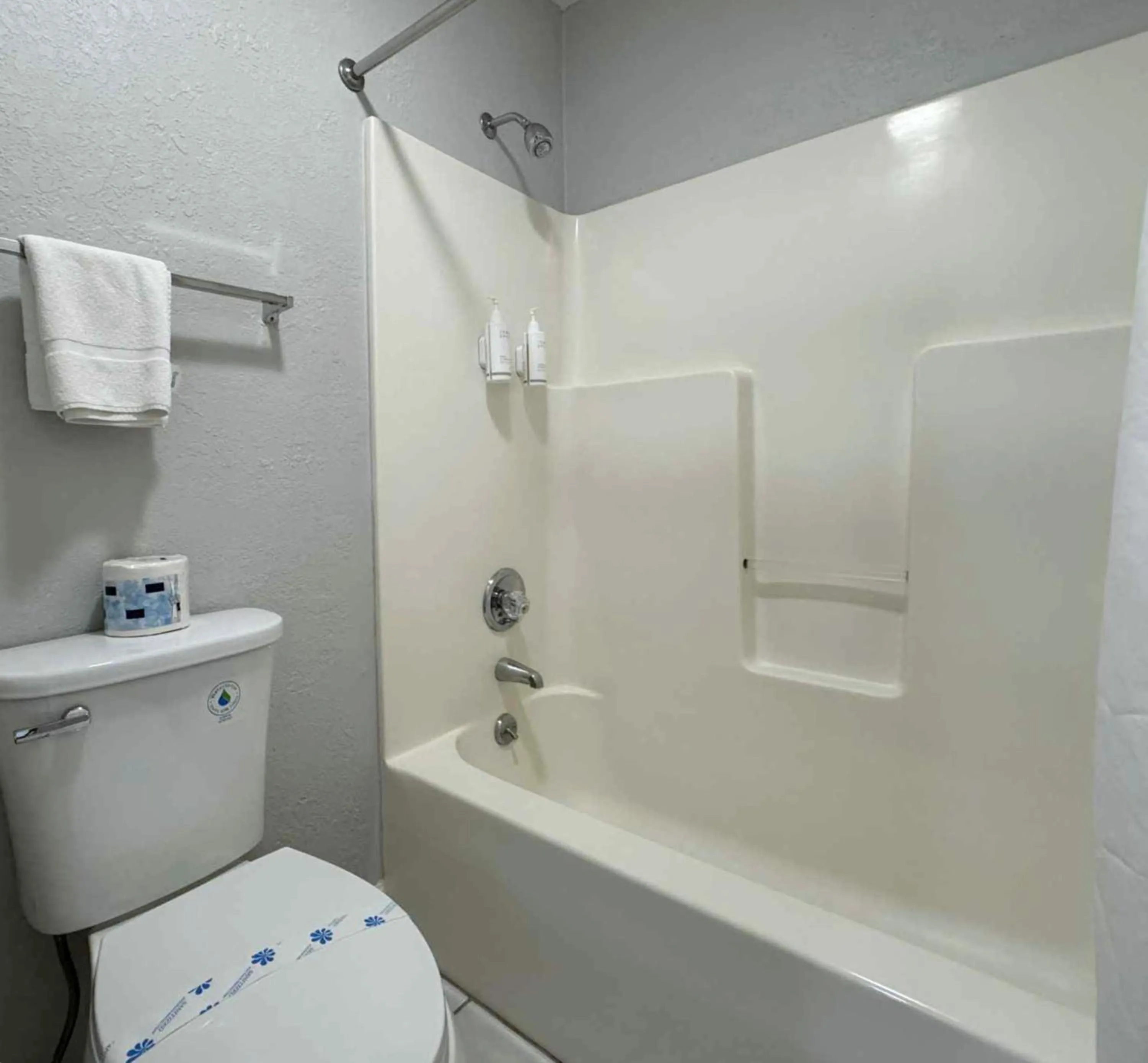 Bathroom in Mountain Aire Inn Sevierville - Pigeon Forge