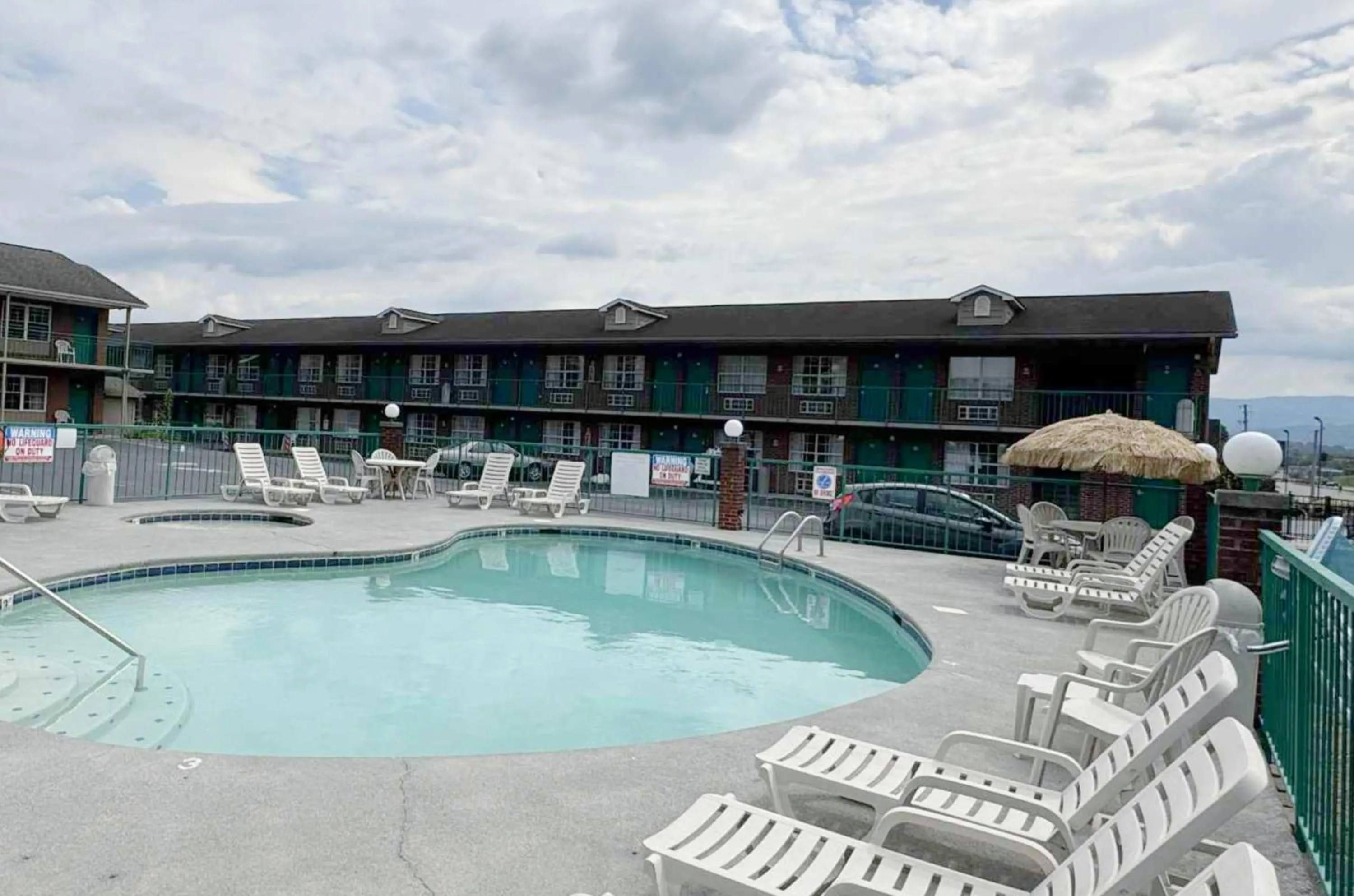 Swimming pool in Mountain Aire Inn Sevierville - Pigeon Forge