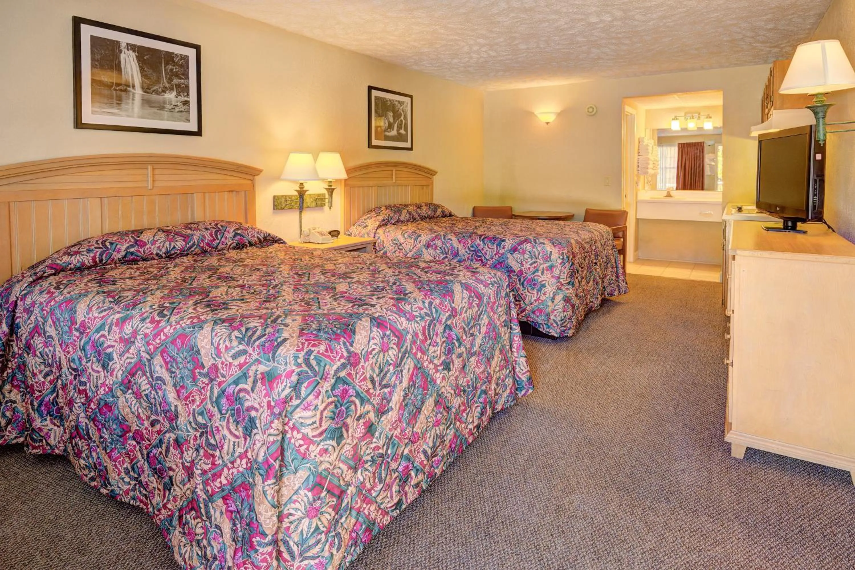 Standard Queen Room in Mountain Aire Inn Sevierville - Pigeon Forge