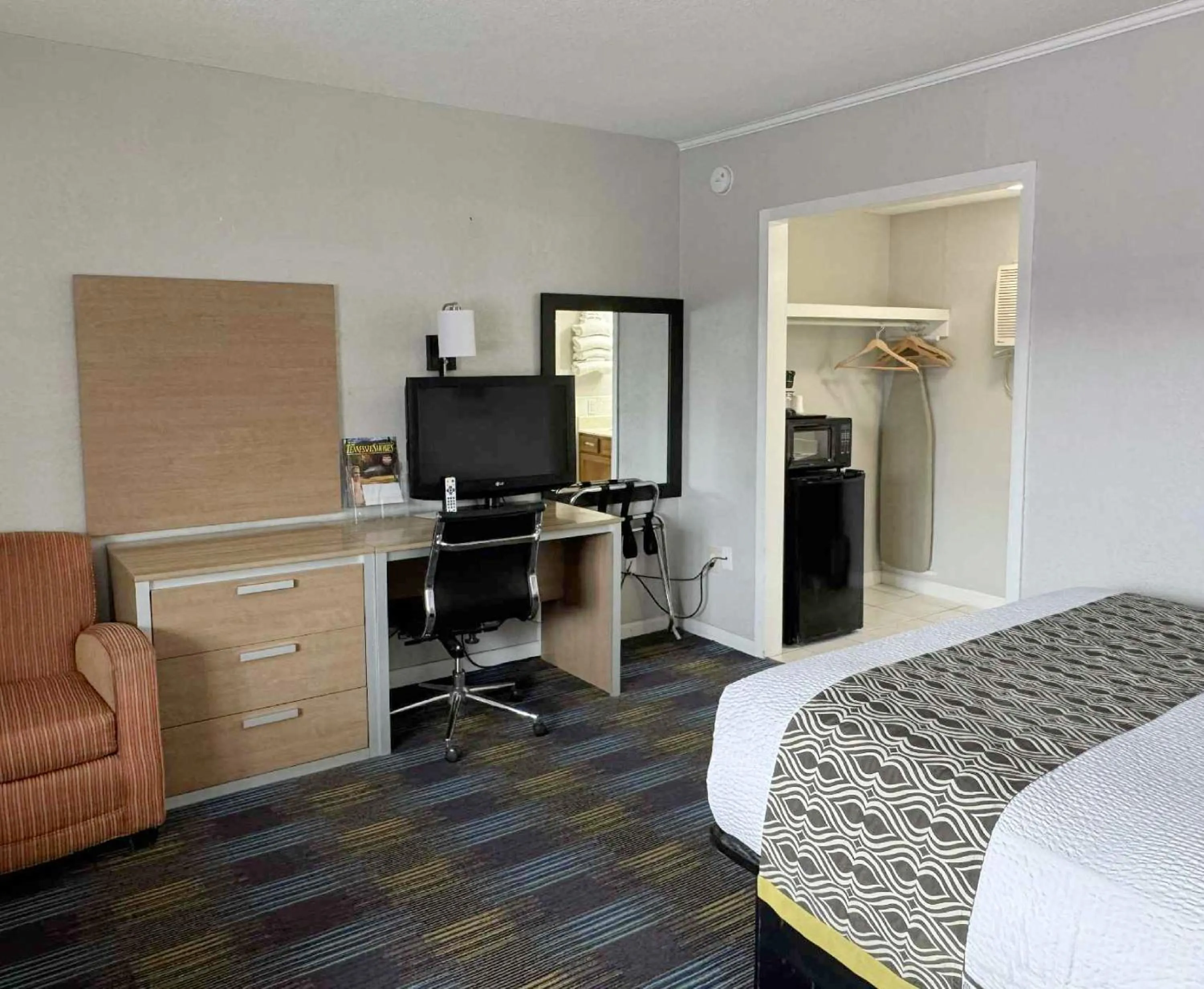 Photo of the whole room, Bed in Mountain Aire Inn Sevierville - Pigeon Forge