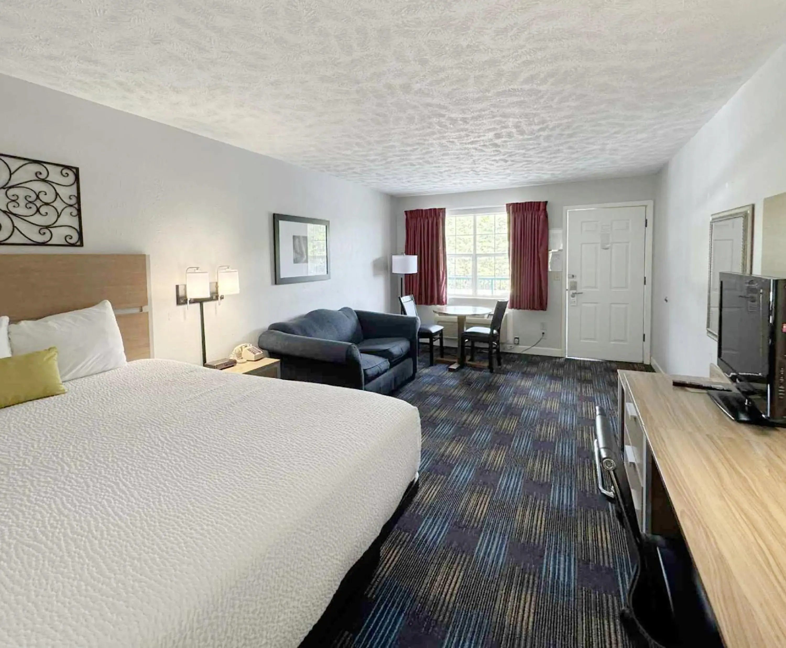 Photo of the whole room, Bed in Mountain Aire Inn Sevierville - Pigeon Forge Photo of the whole room, Bed in Mountain Aire Inn Sevierville - Pigeon Forge