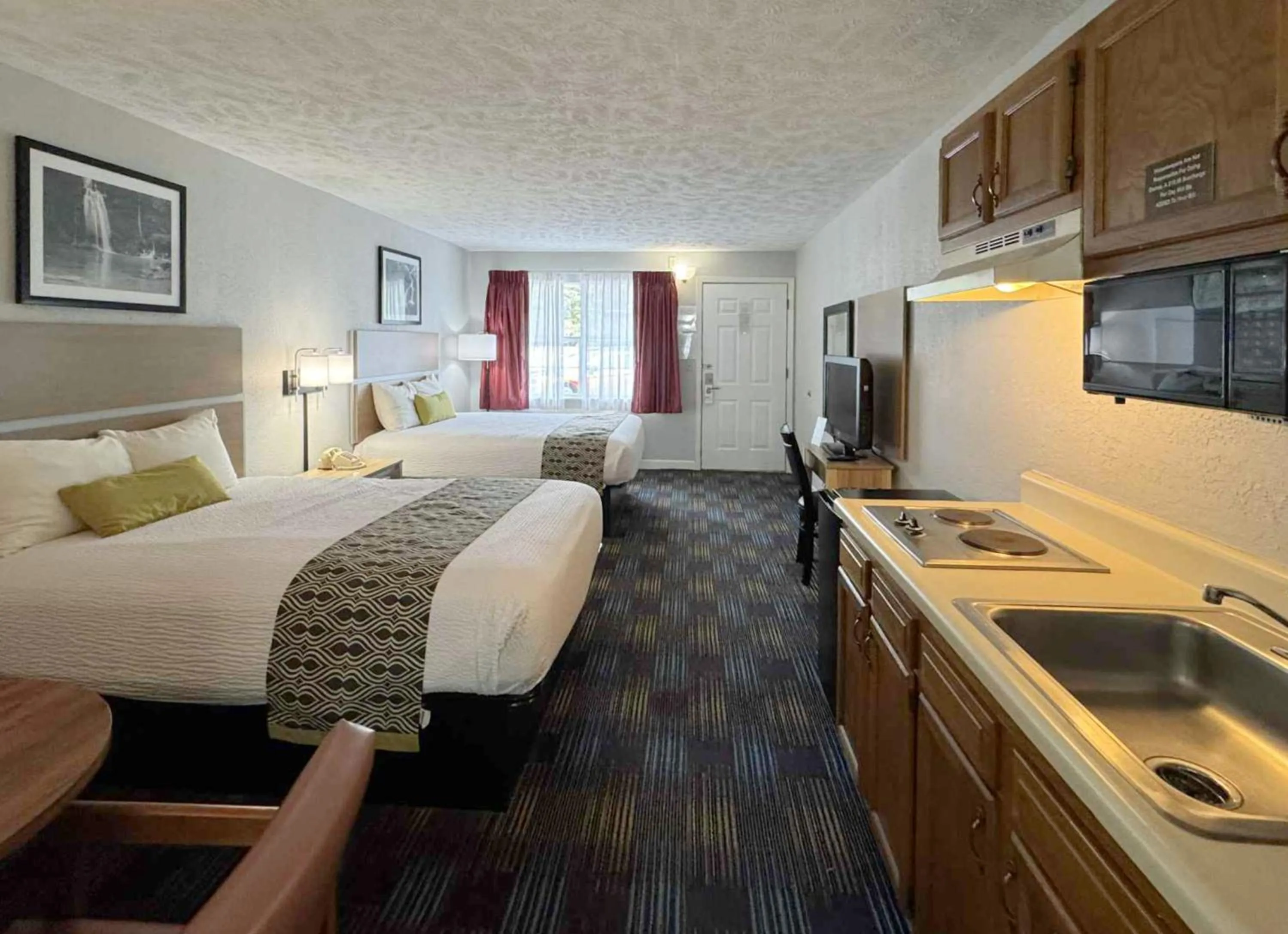 Photo of the whole room, Bed in Mountain Aire Inn Sevierville - Pigeon Forge