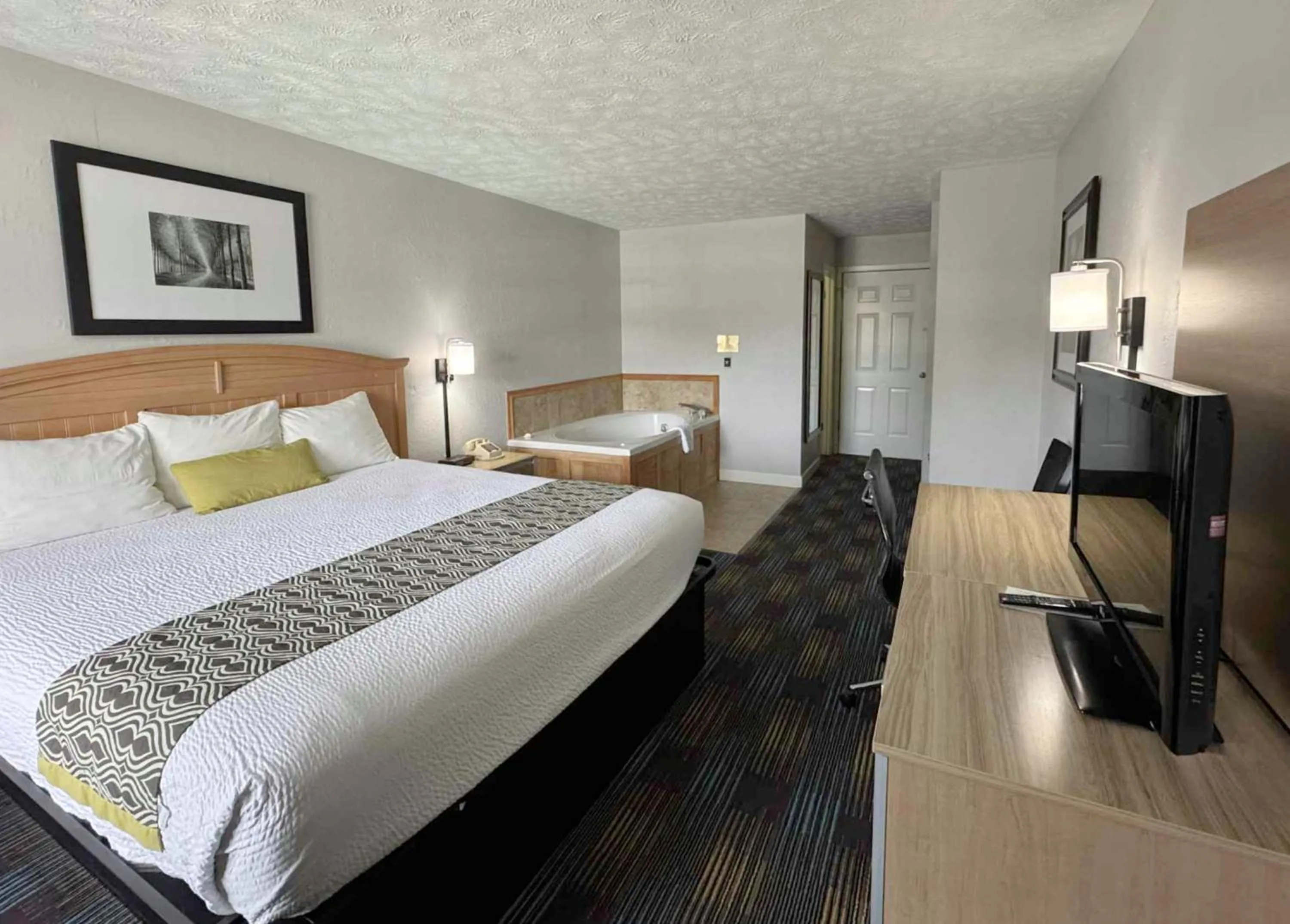 Photo of the whole room, Bed in Mountain Aire Inn Sevierville - Pigeon Forge