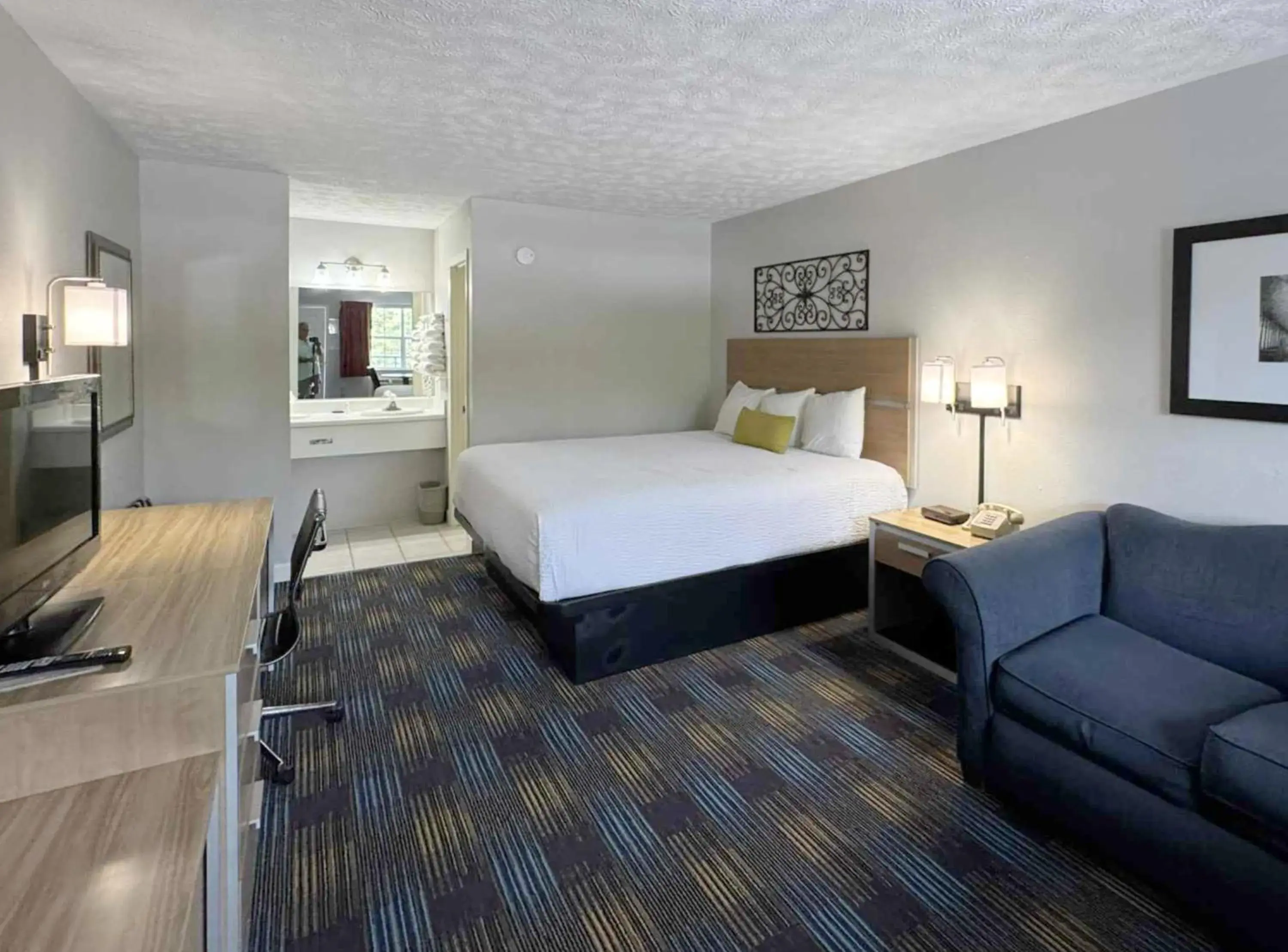 Photo of the whole room, Bed in Mountain Aire Inn Sevierville - Pigeon Forge Photo of the whole room, Bed in Mountain Aire Inn Sevierville - Pigeon Forge