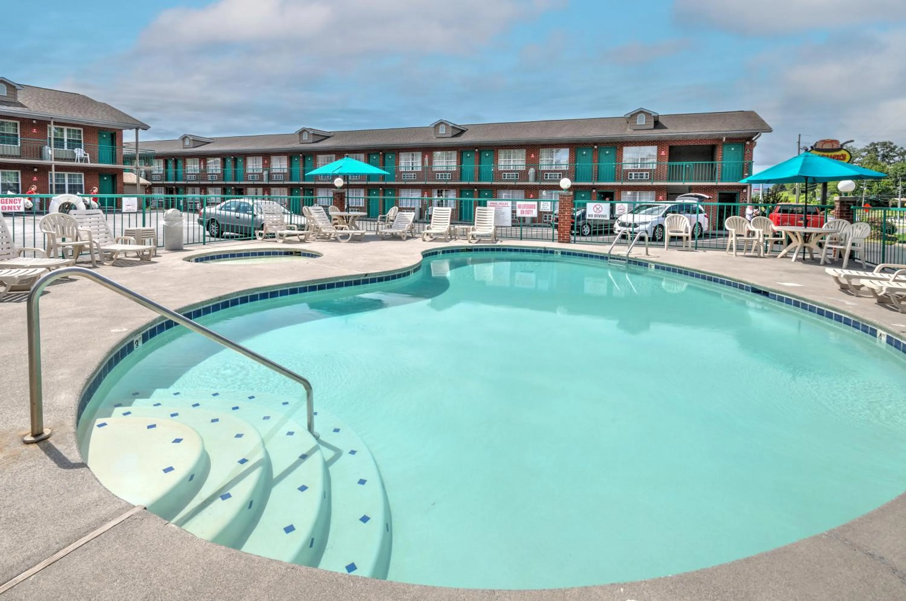 Swimming pool in Mountain Aire Inn Sevierville - Pigeon Forge