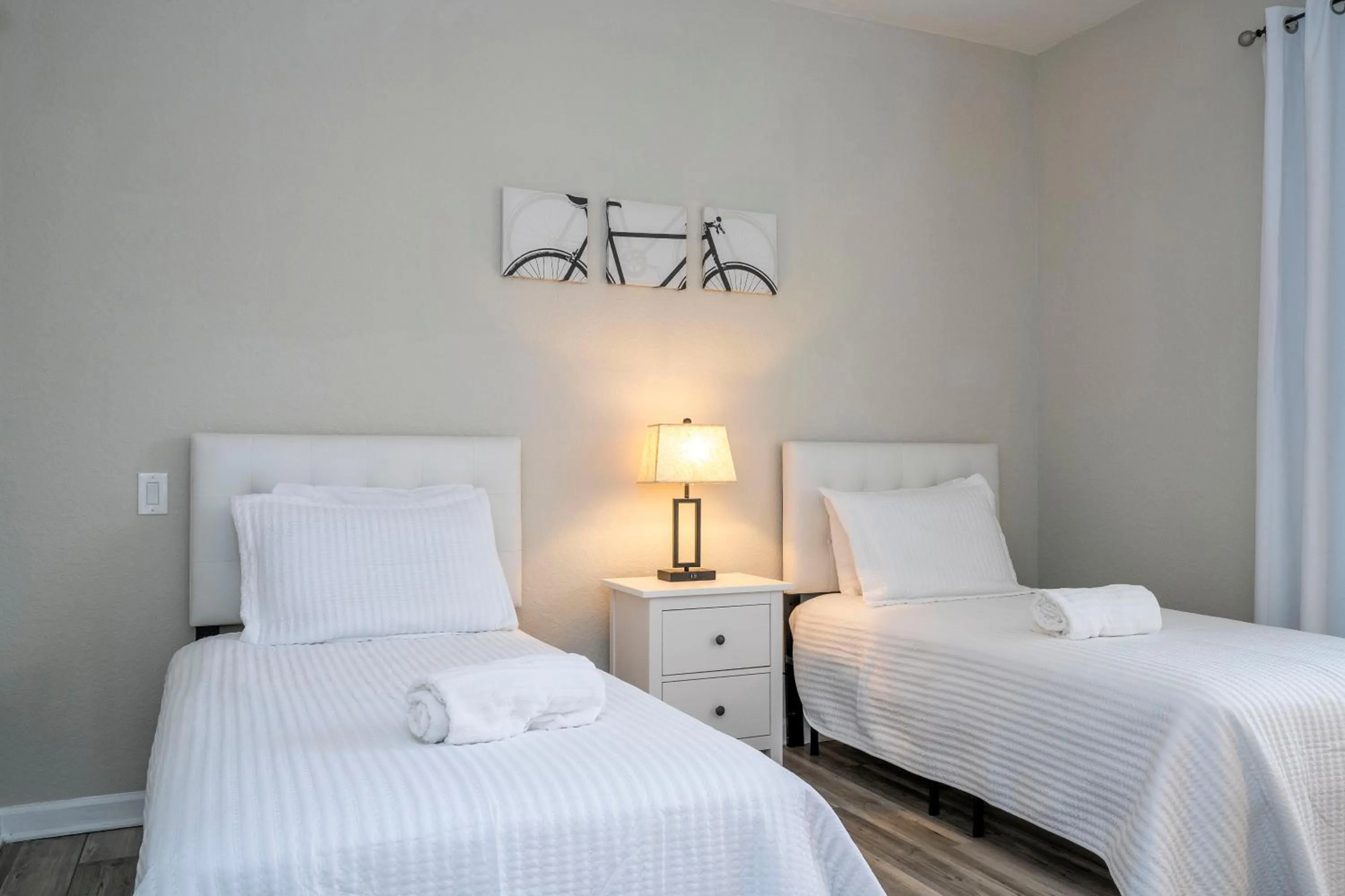 Bed in Renovated 4Br Condo 5min Conv Center