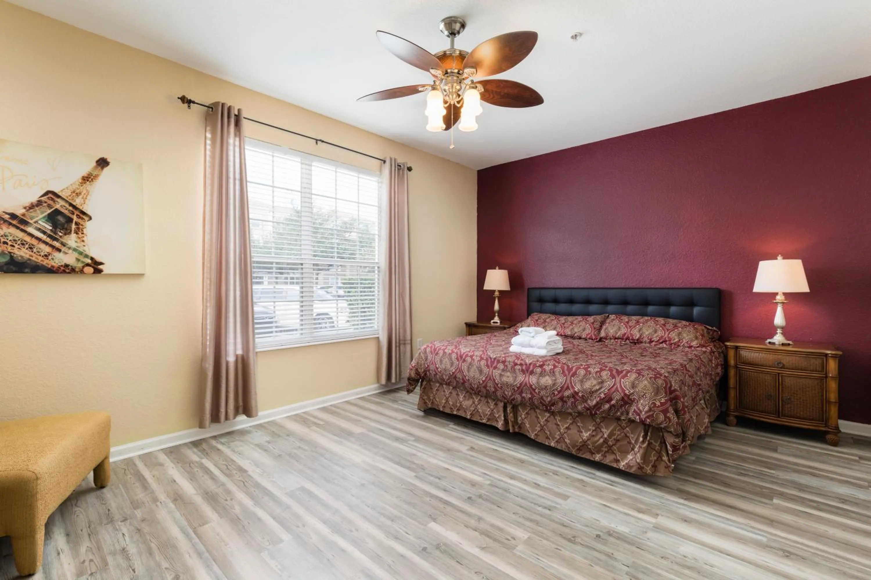 Bed in Renovated 4Br Condo 5min Conv Center