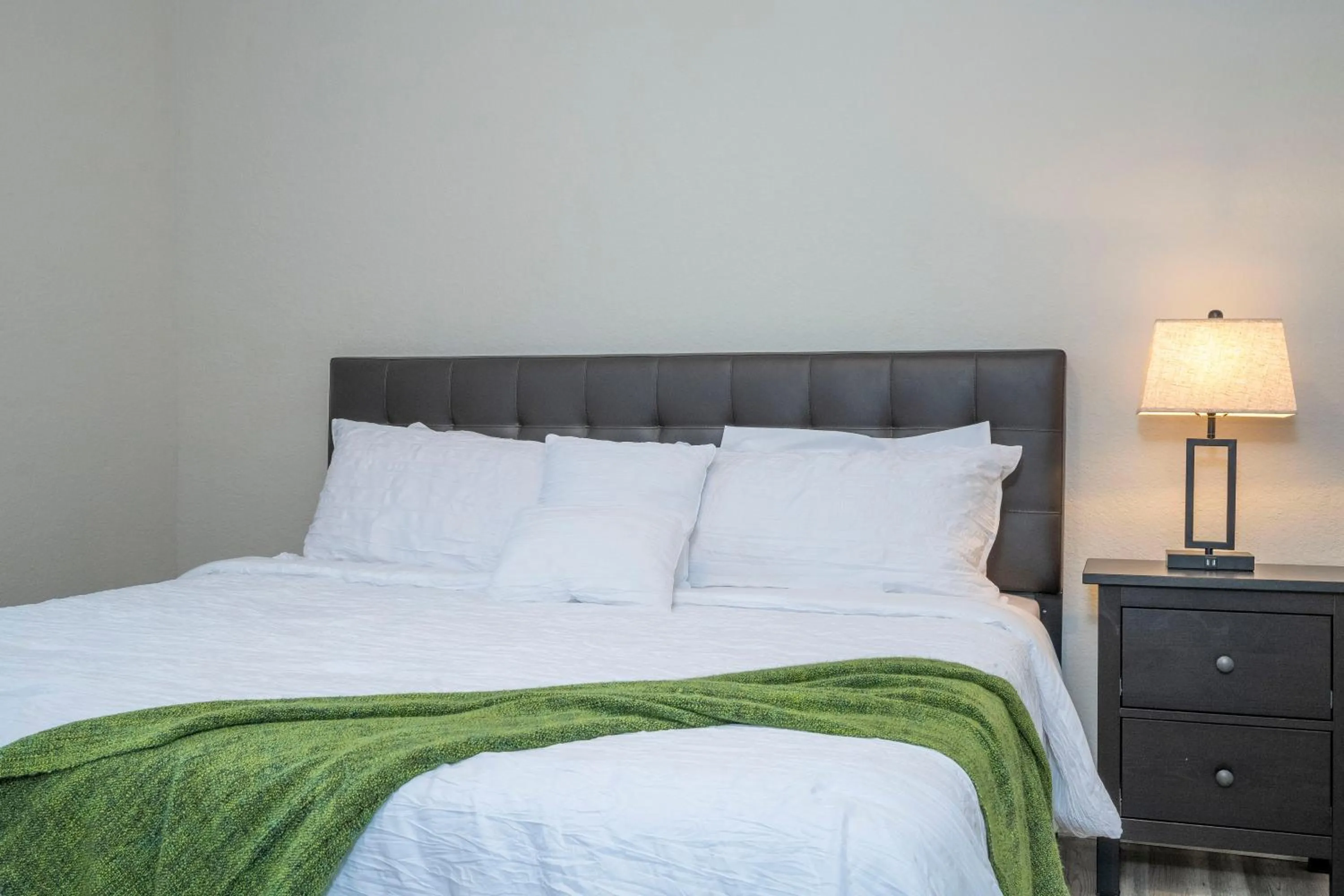 Bed in Renovated 4Br Condo 5min Conv Center