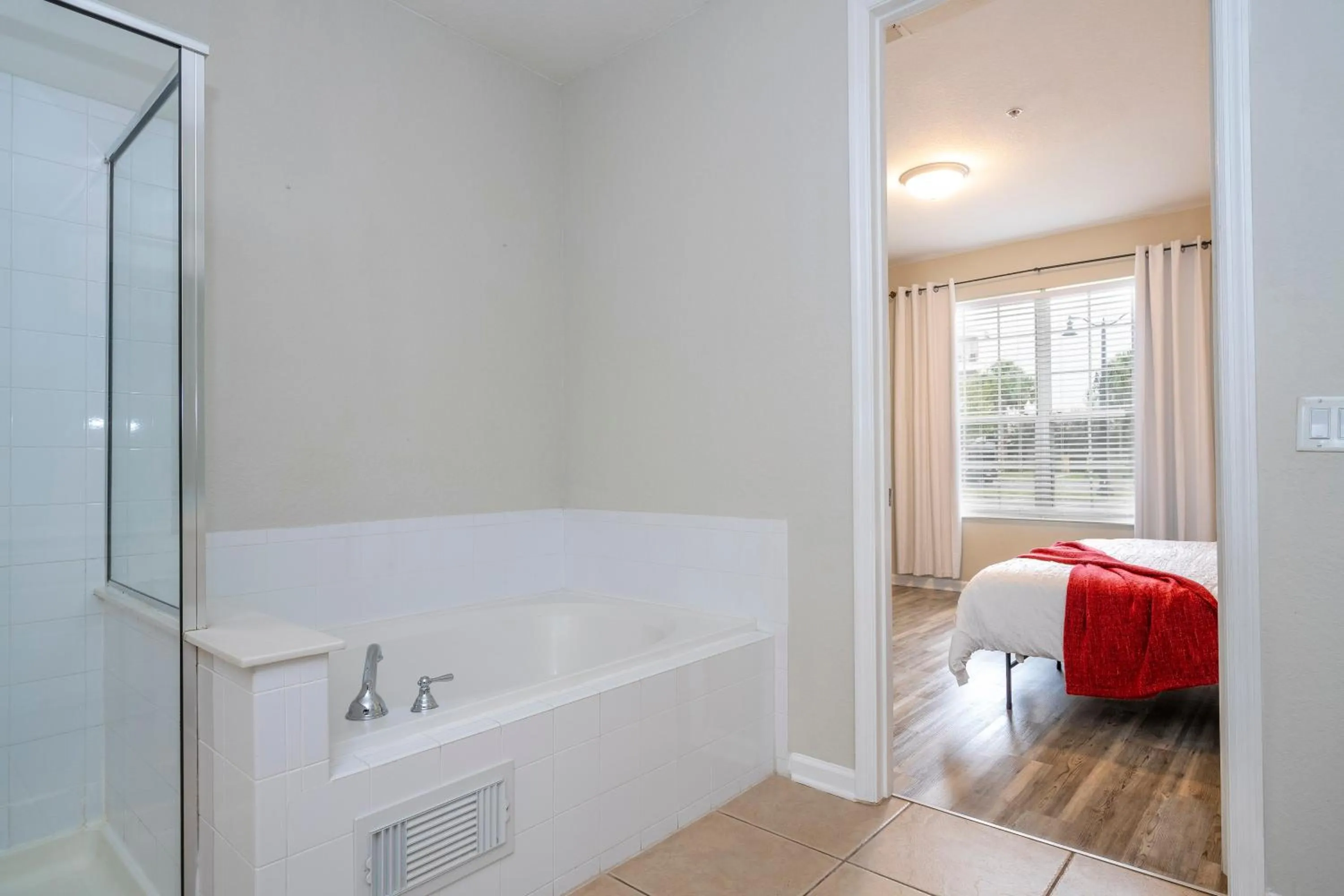 Bed in Renovated 4Br Condo 5min Conv Center