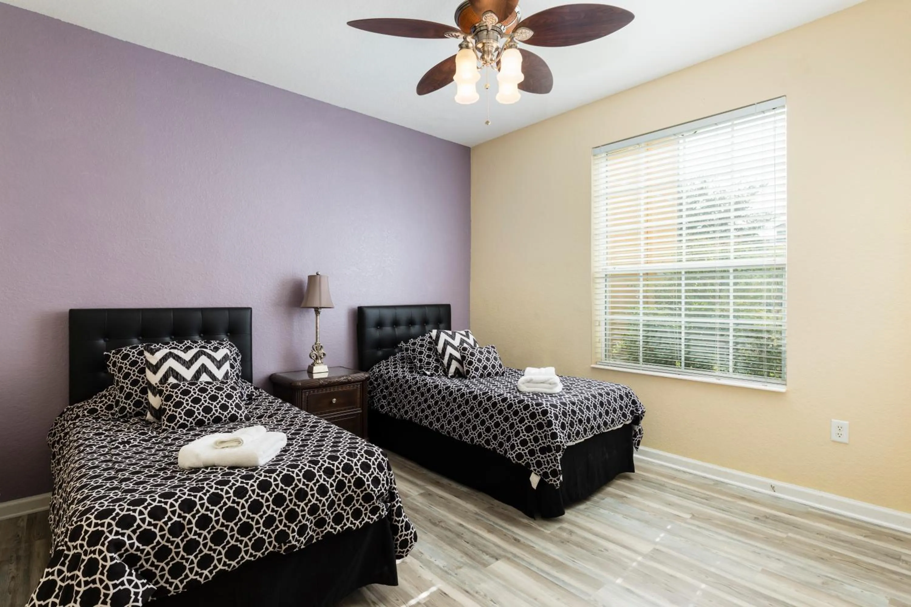 Bed in Renovated 4Br Condo 5min Conv Center