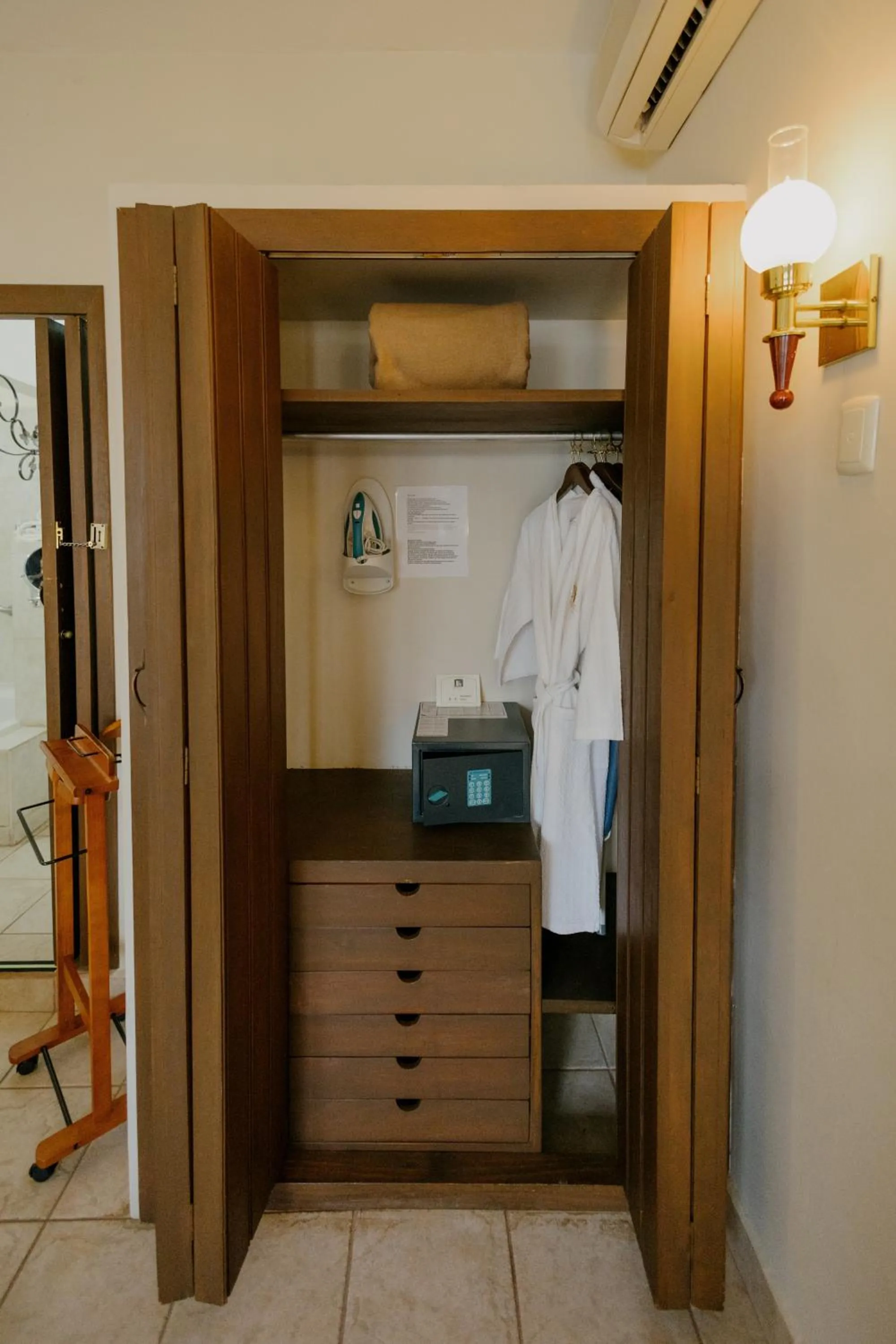 wardrobe in Hotel Hacienda Los Laureles