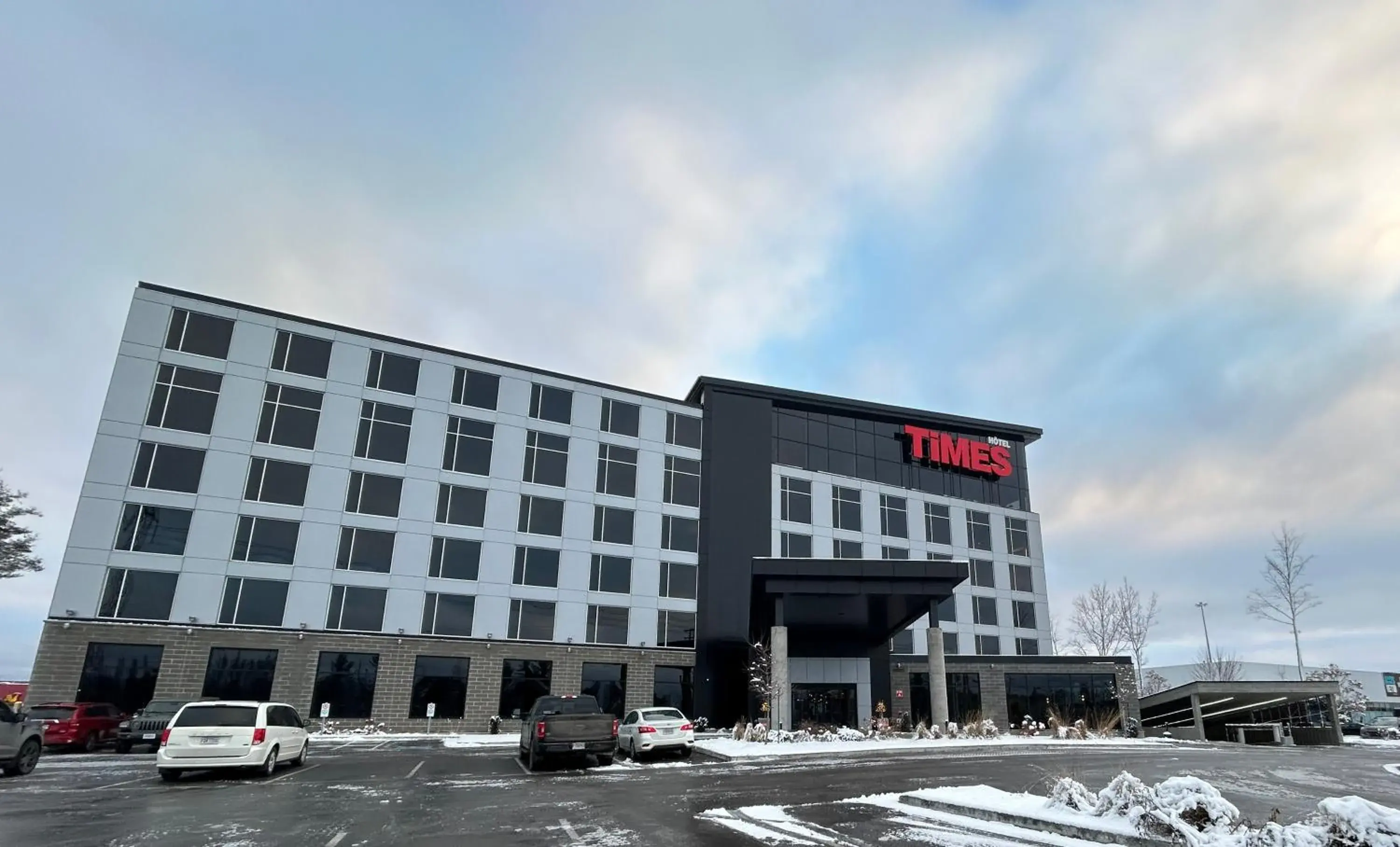Property building in Grand Hotel TiMES Blainville-Mirabel Property building in Grand Hotel TiMES Blainville-Mirabel