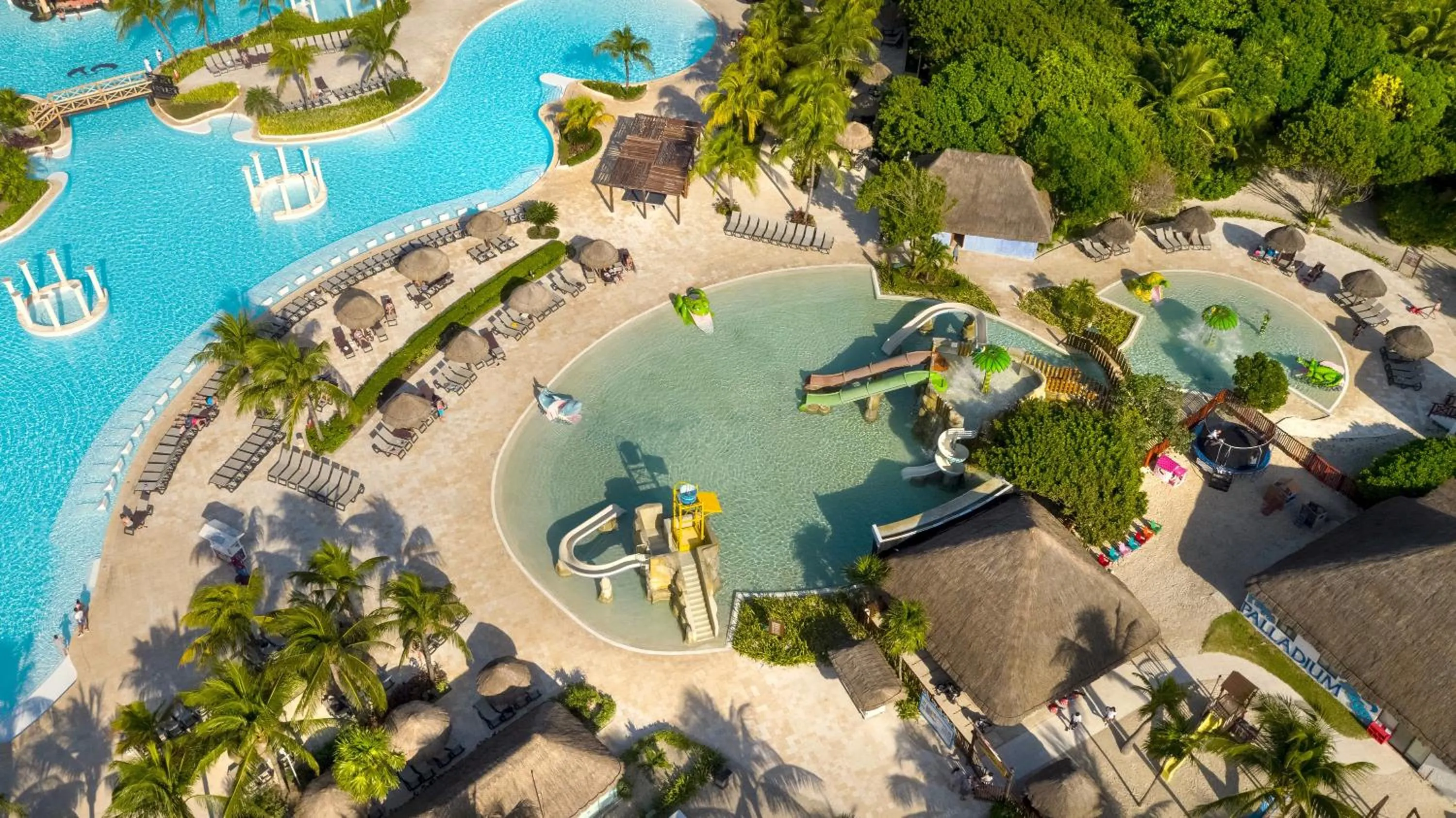 Swimming pool in Grand Palladium Kantenah Resort & Spa - All Inclusive