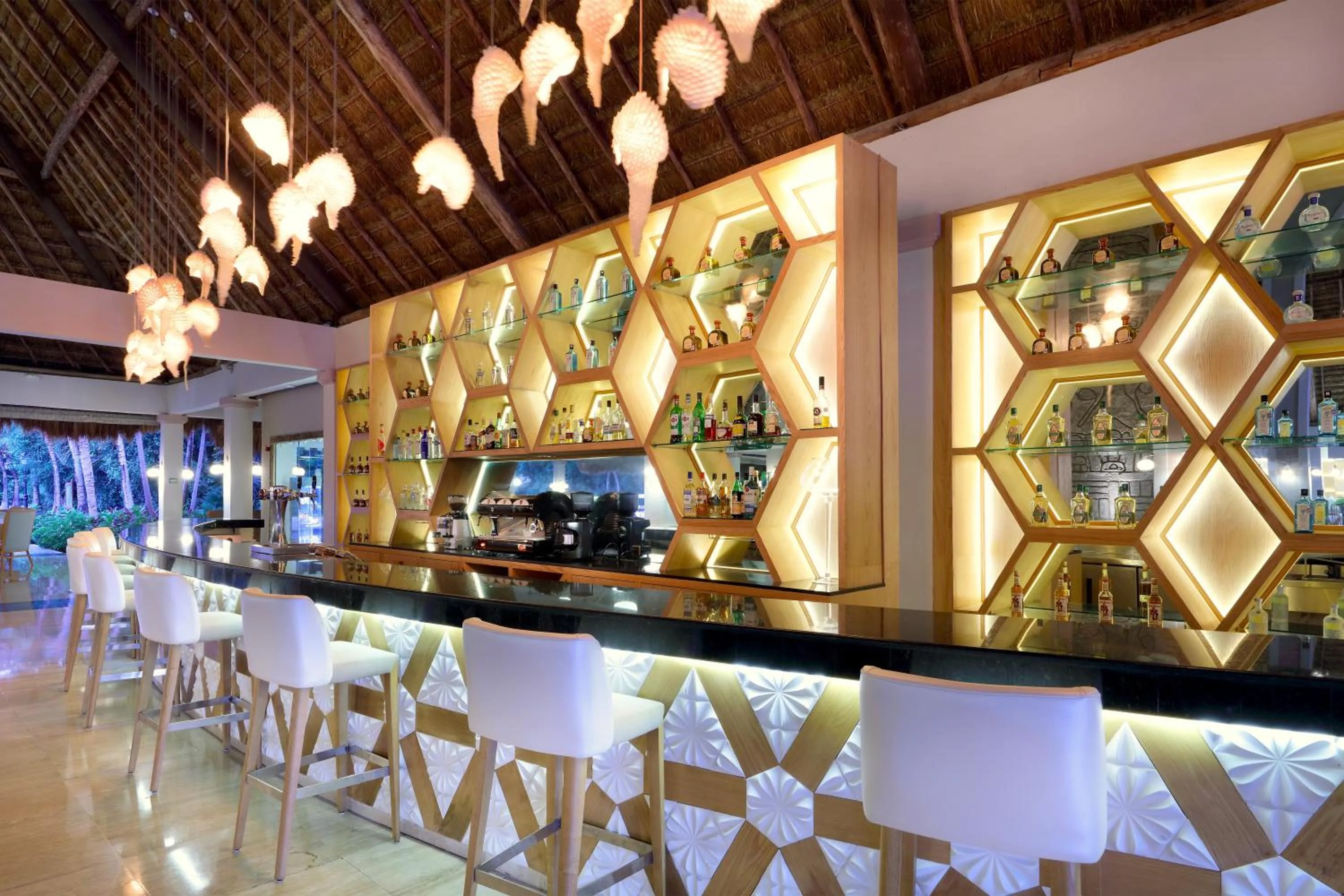 Lounge or bar in Grand Palladium Select White Sand Resort & Spa - All Inclusive