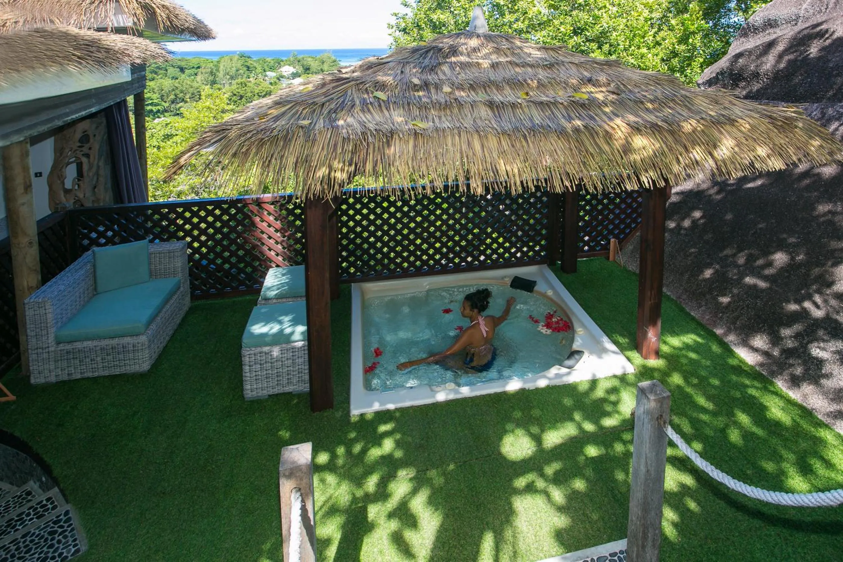 Hot Tub in Le Domaine de L'Orangeraie Resort and Spa