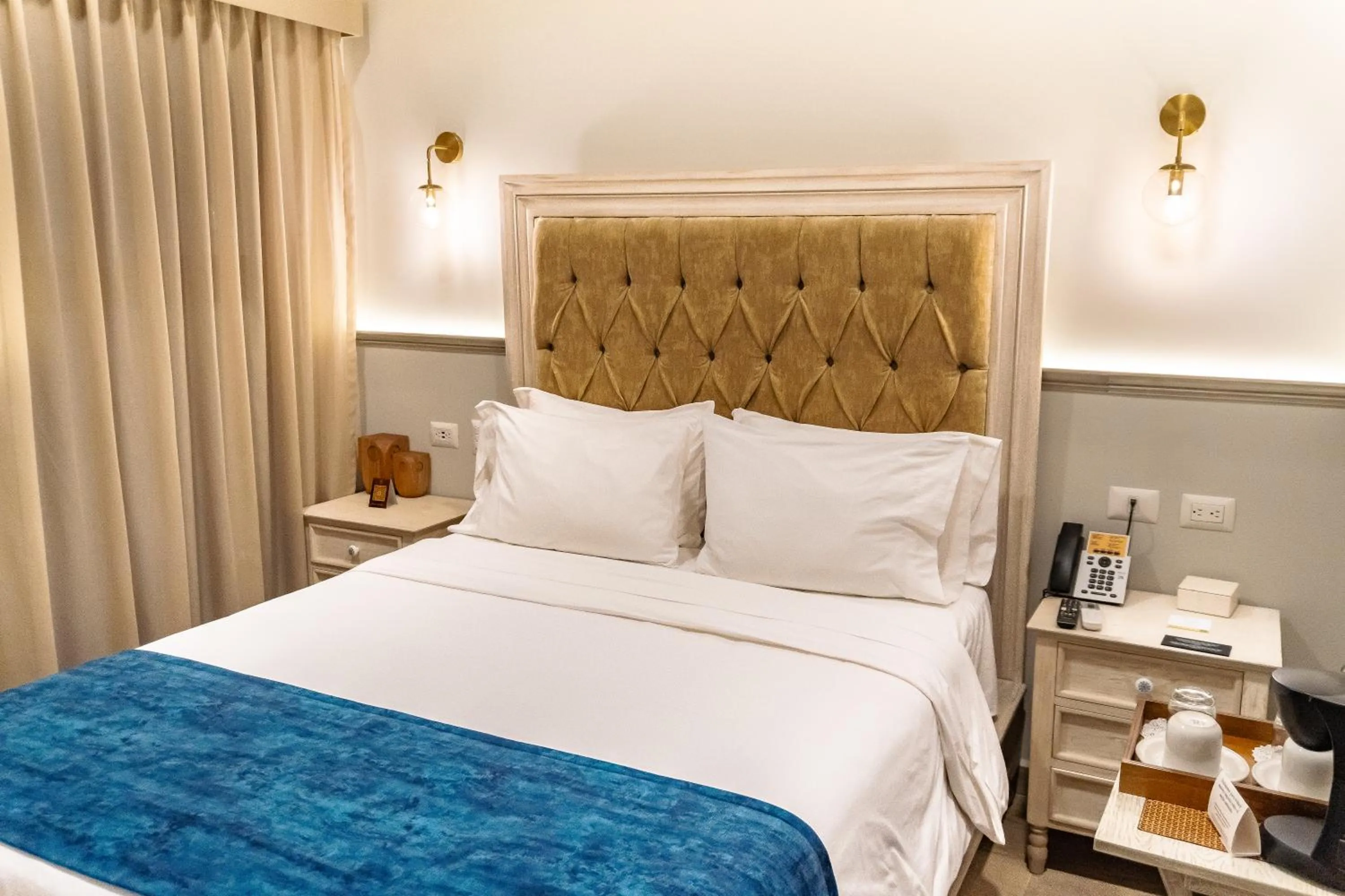 Photo of the whole room, Bed in voco Royalty Puebla Downtown by IHG