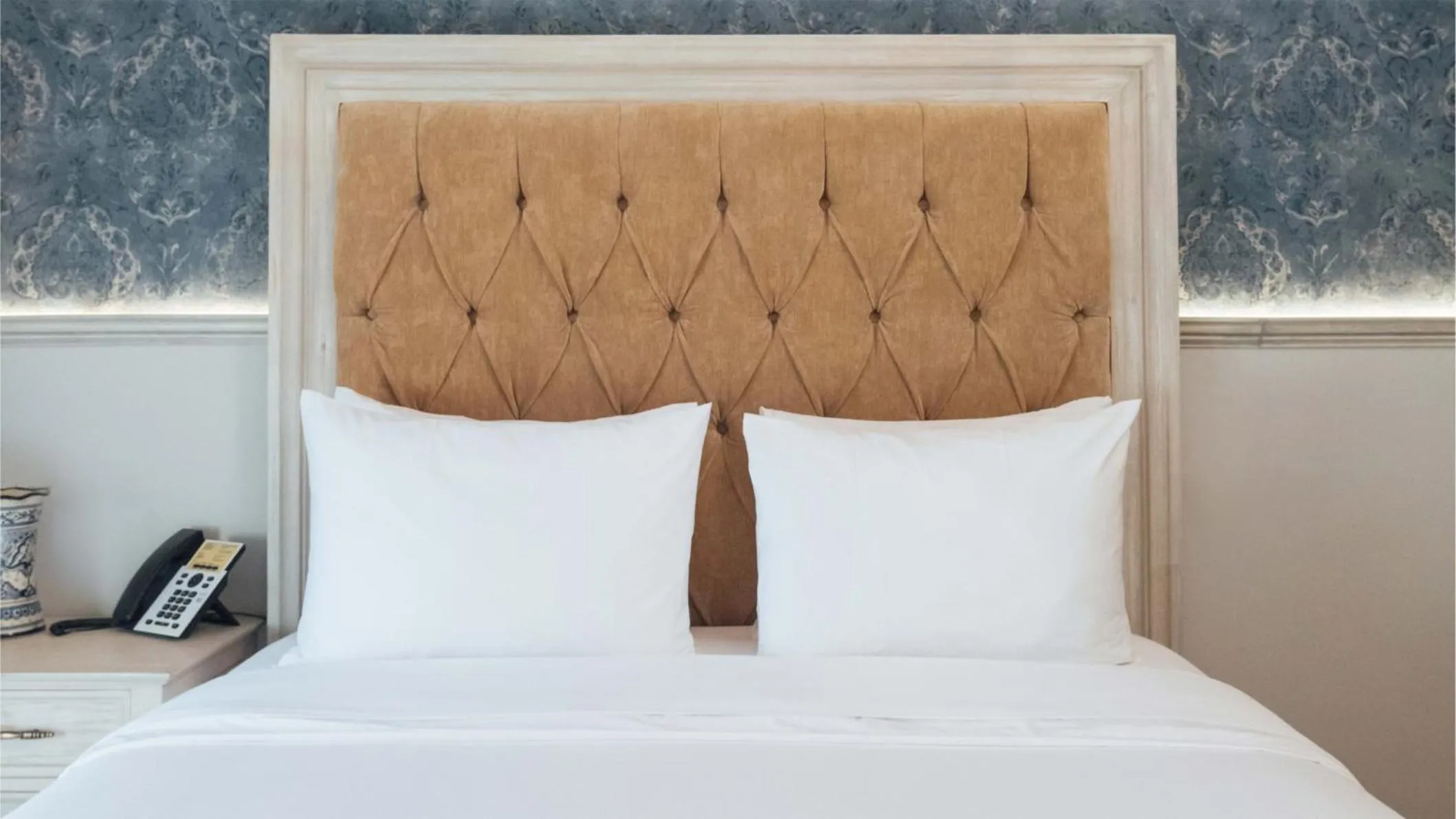 Photo of the whole room, Bed in voco Royalty Puebla Downtown by IHG