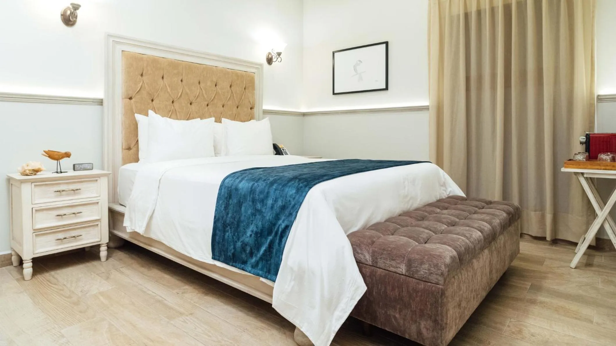 Photo of the whole room, Bed in voco Royalty Puebla Downtown by IHG