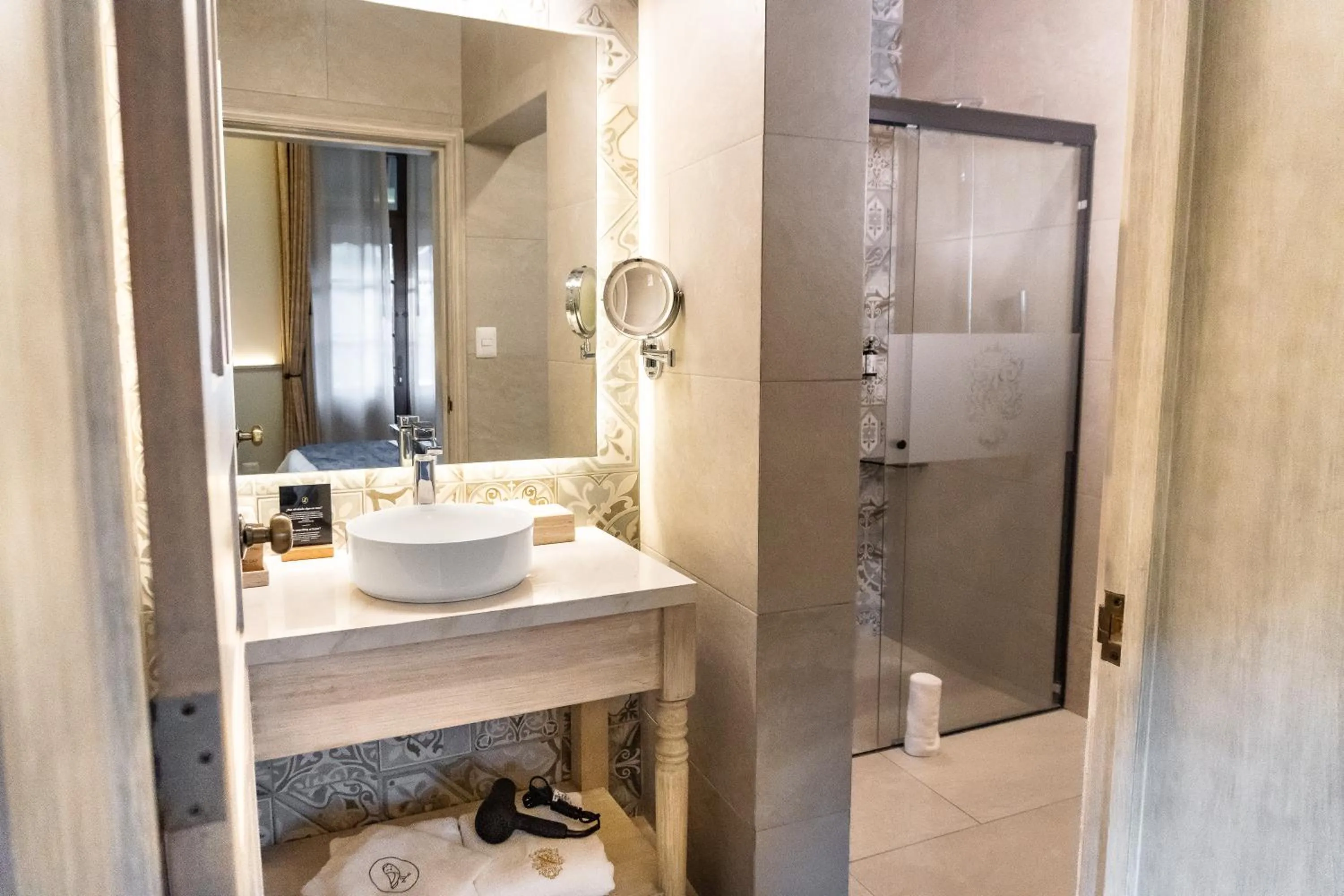 Shower in voco Royalty Puebla Downtown by IHG