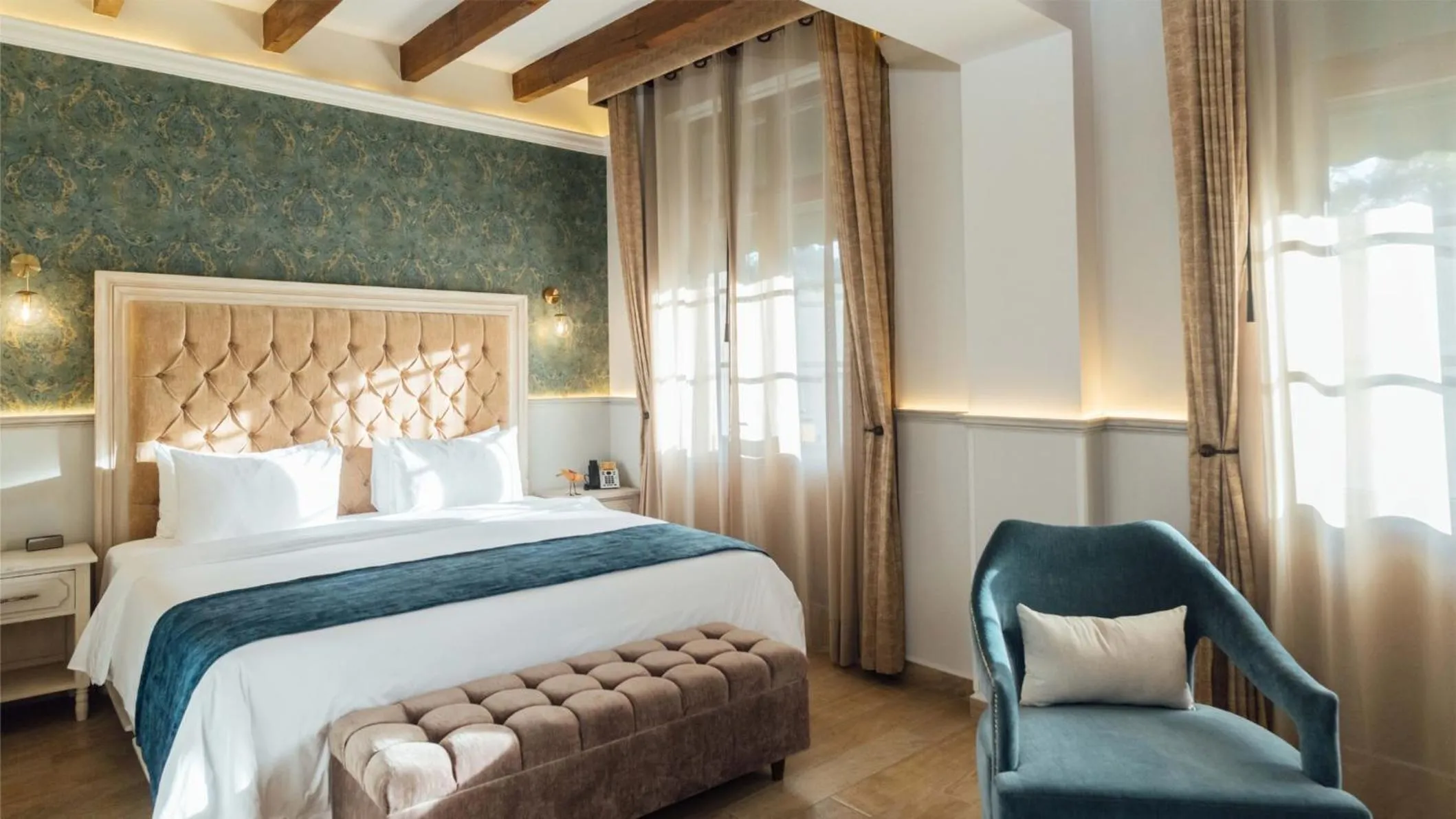 Photo of the whole room, Bed in voco Royalty Puebla Downtown by IHG