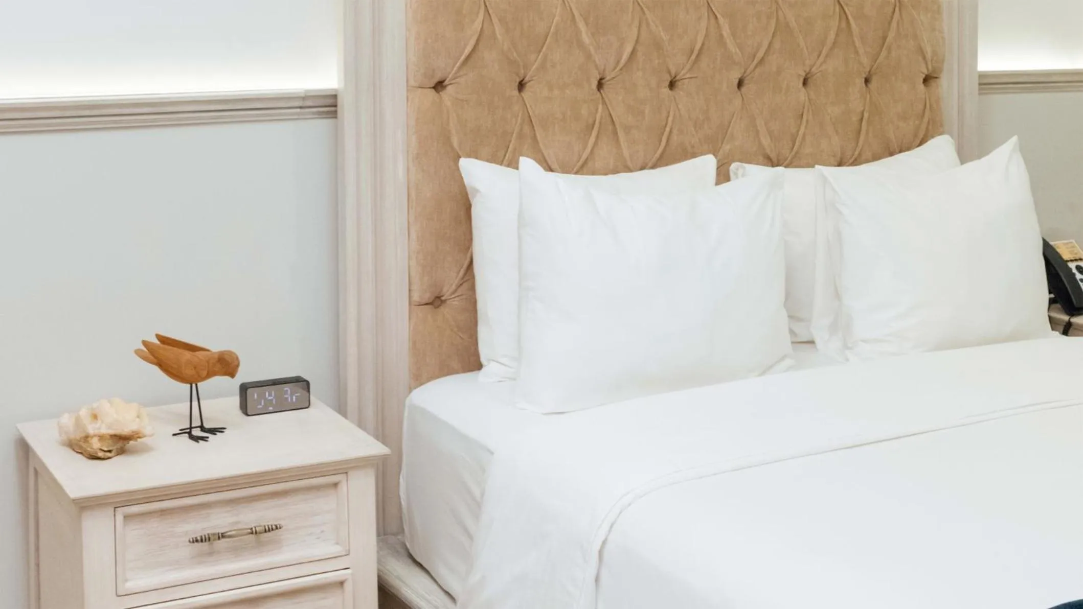 Photo of the whole room, Bed in voco Royalty Puebla Downtown by IHG