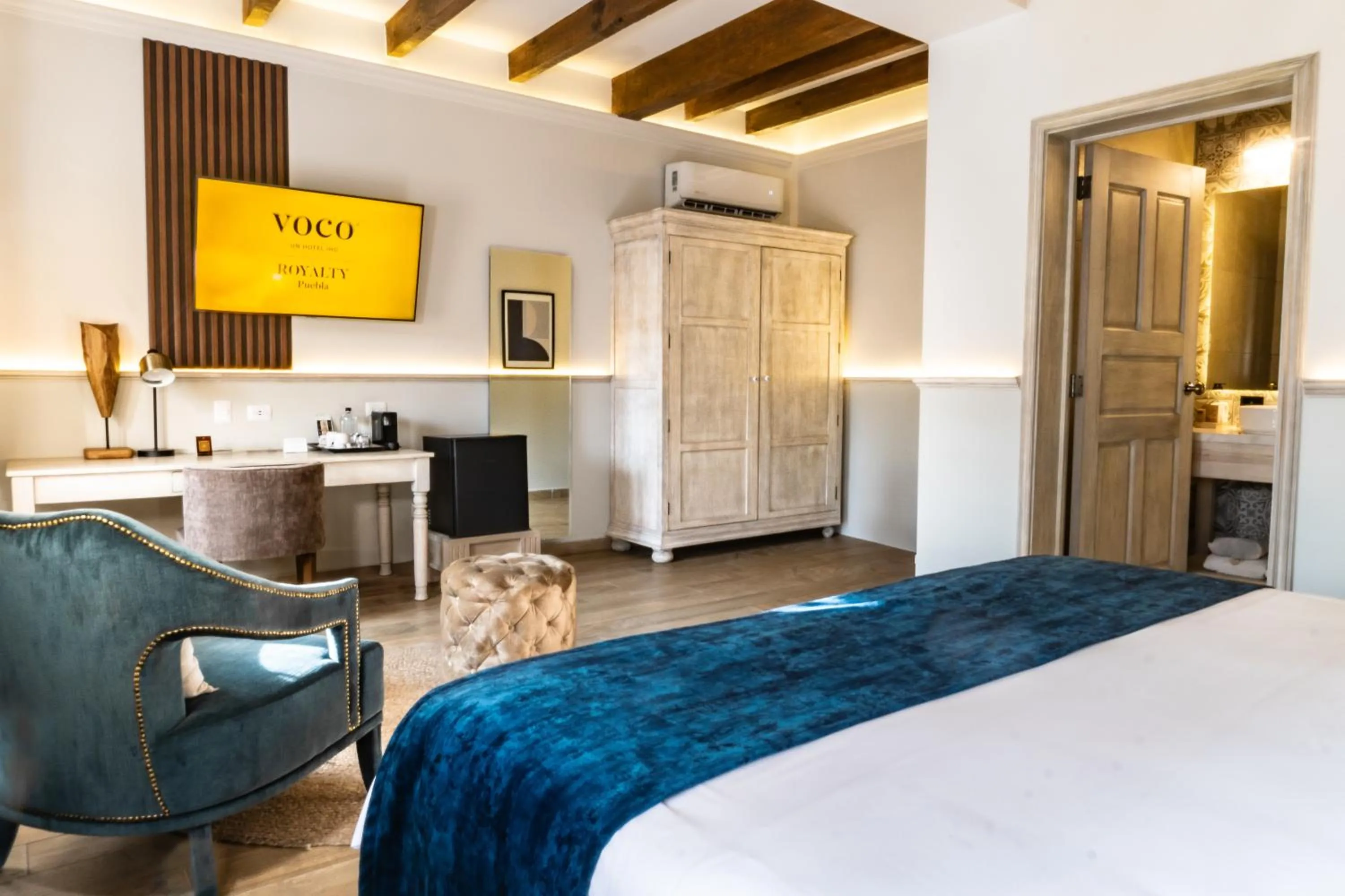 Photo of the whole room, Bed in voco Royalty Puebla Downtown by IHG