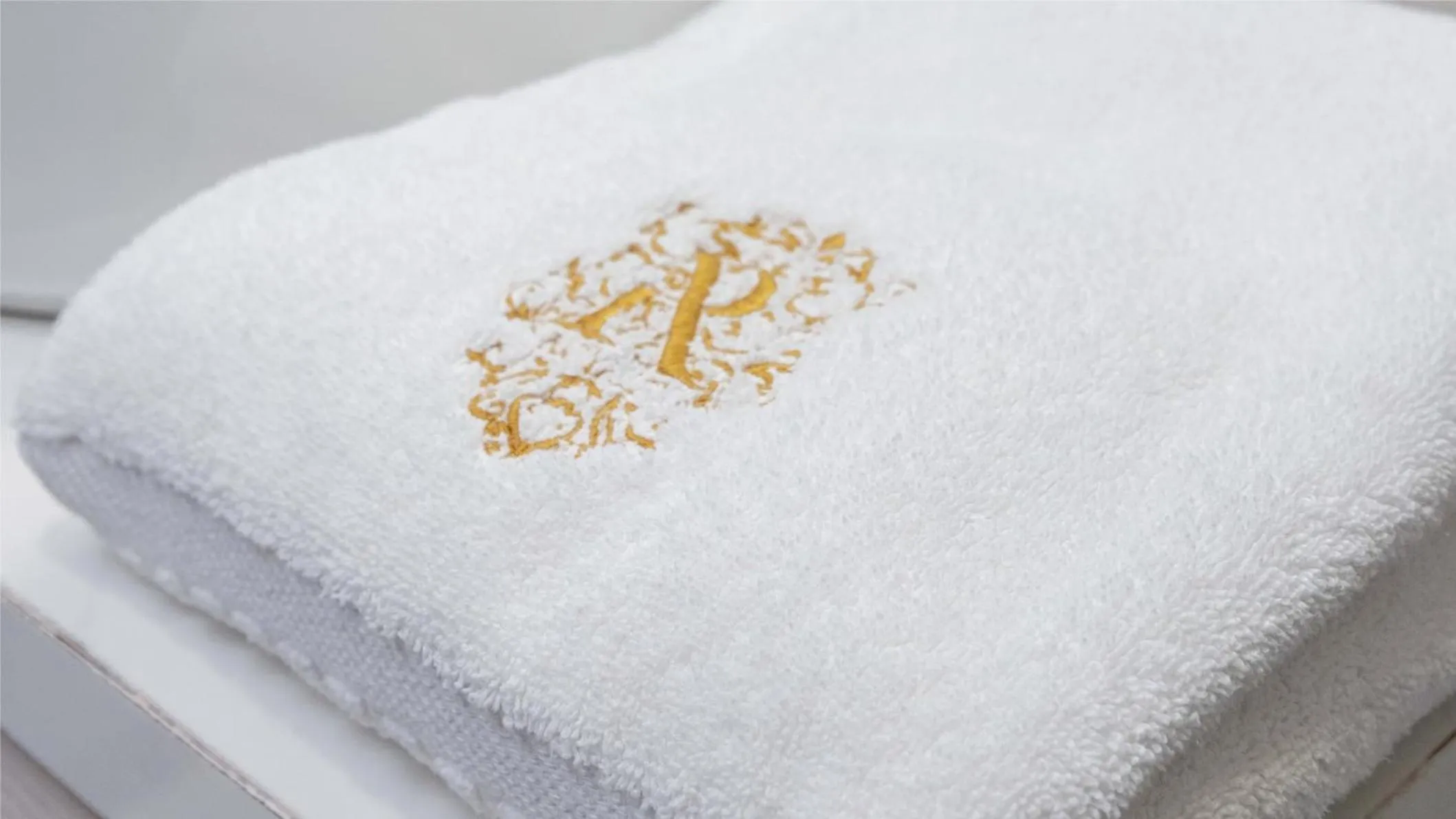 Photo of the whole room, Bed in voco Royalty Puebla Downtown by IHG