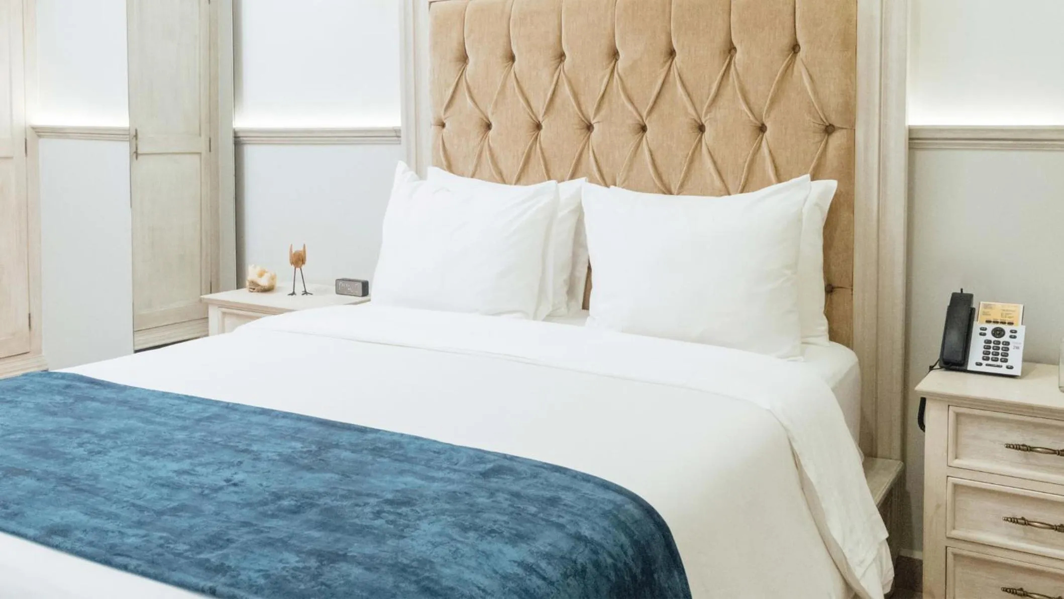 Photo of the whole room, Bed in voco Royalty Puebla Downtown by IHG