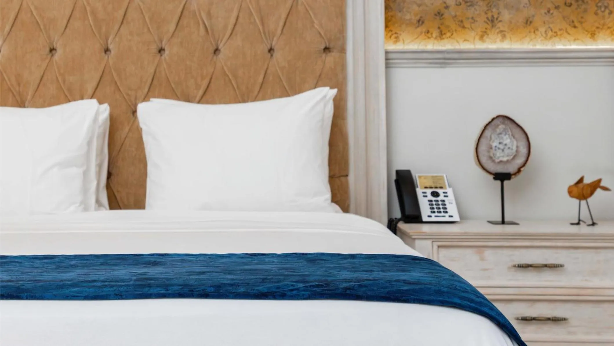 Photo of the whole room, Bed in voco Royalty Puebla Downtown by IHG