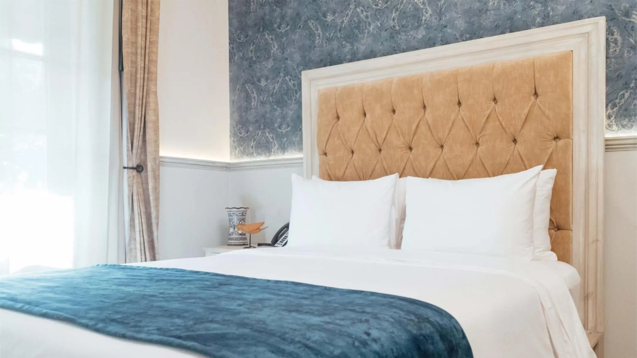 Photo of the whole room, Bed in voco Royalty Puebla Downtown by IHG