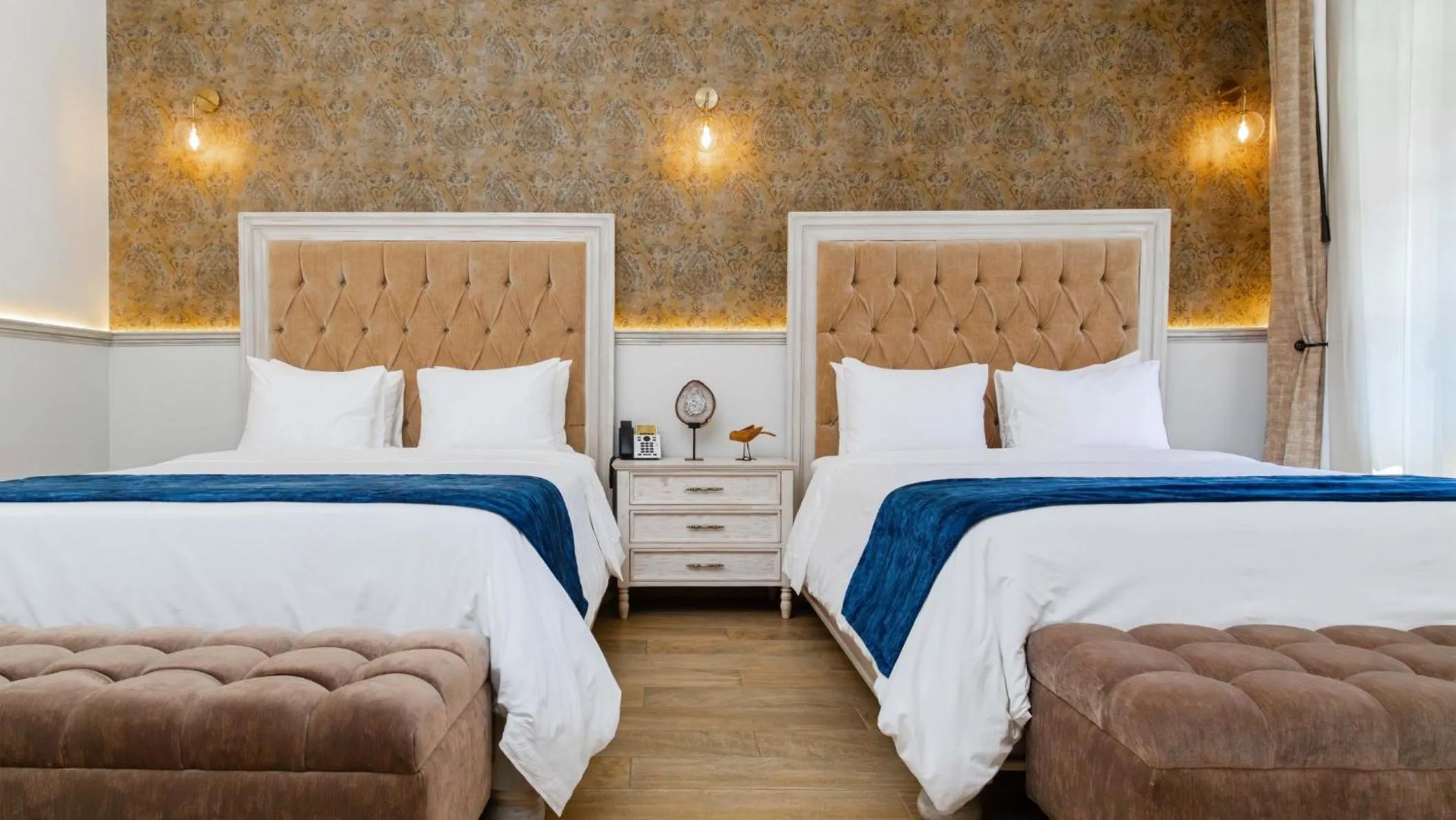 Photo of the whole room, Bed in voco Royalty Puebla Downtown by IHG