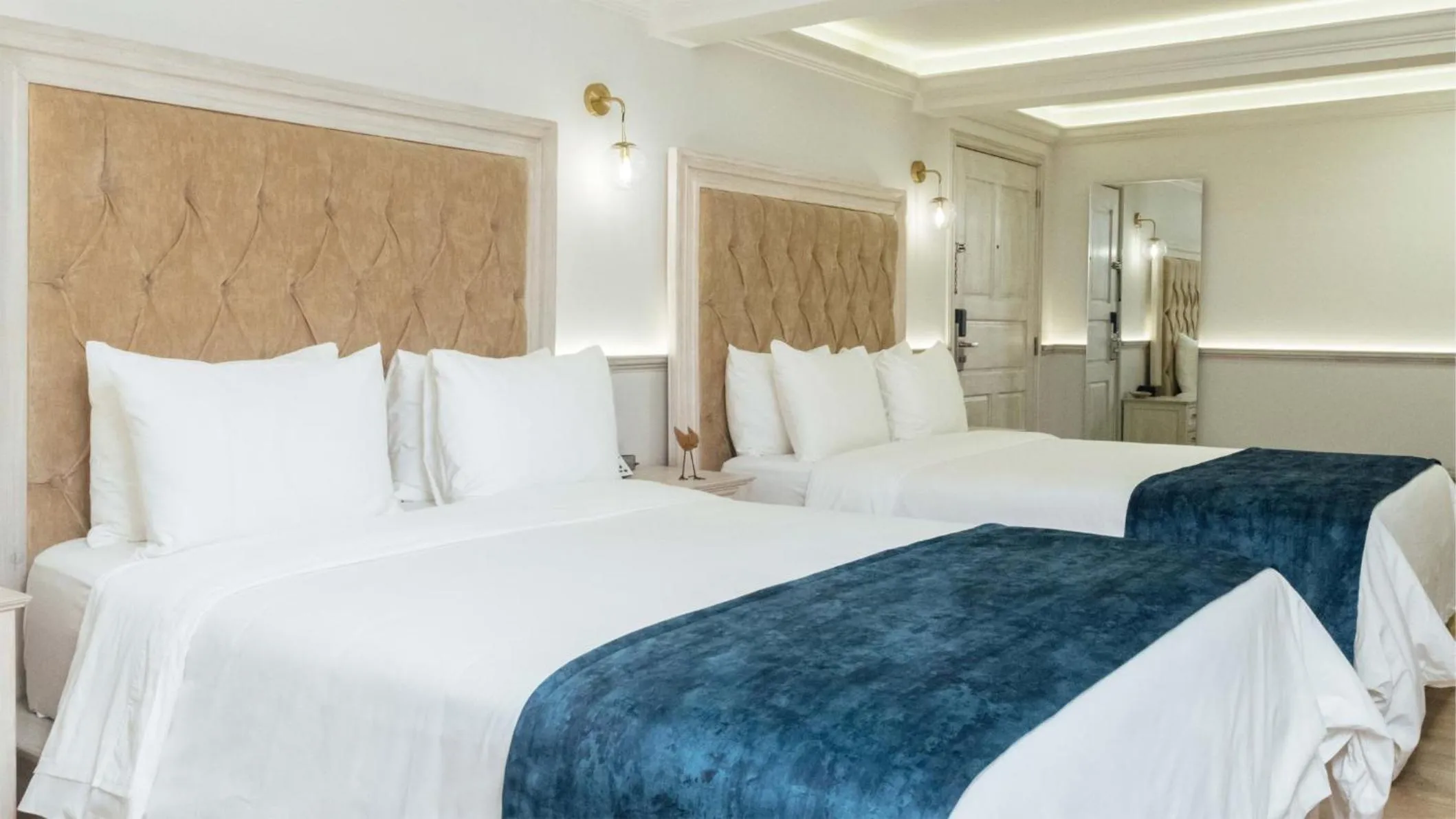 Photo of the whole room, Bed in voco Royalty Puebla Downtown by IHG