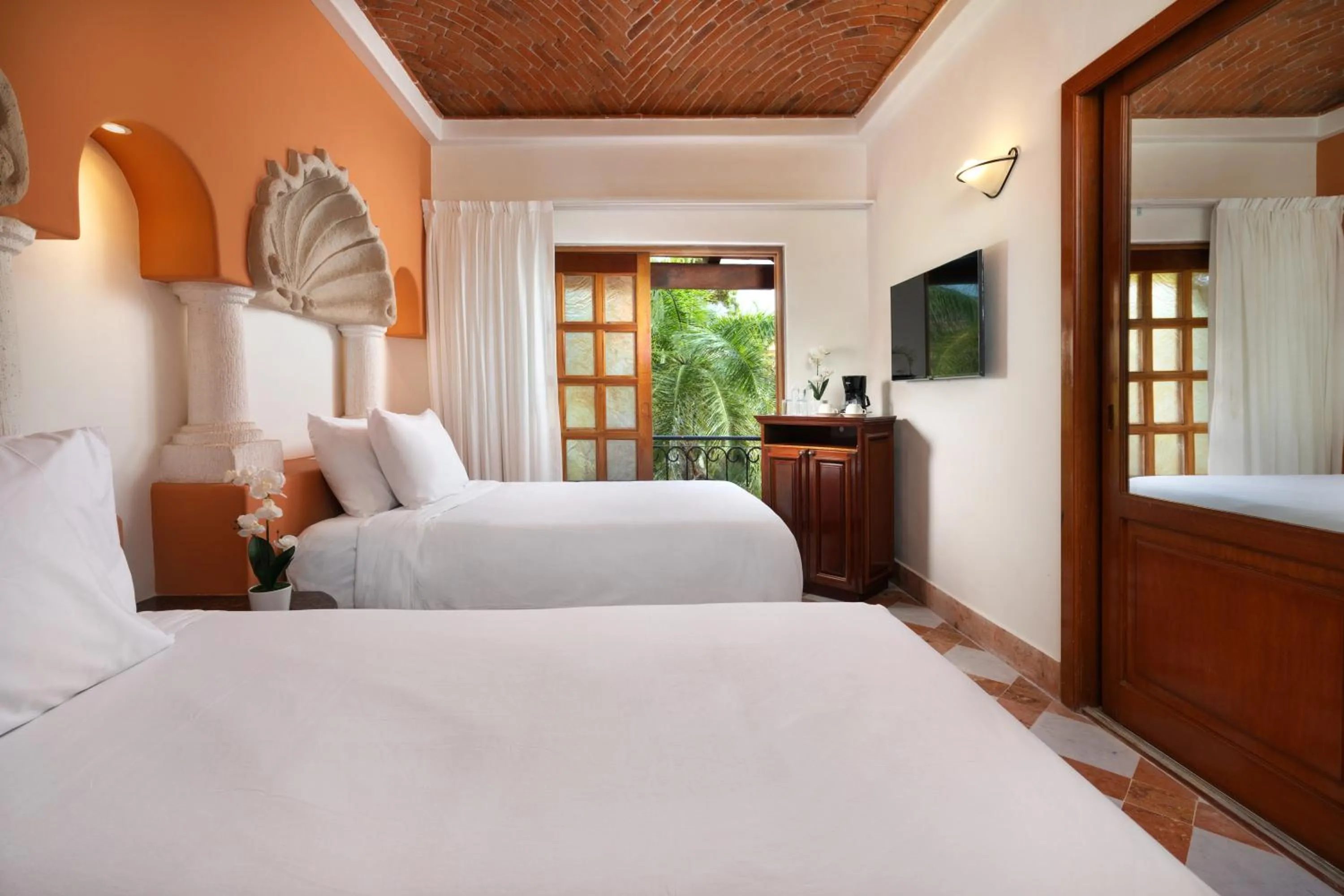 Photo of the whole room, Bed in Eurostars Hacienda Vista Real