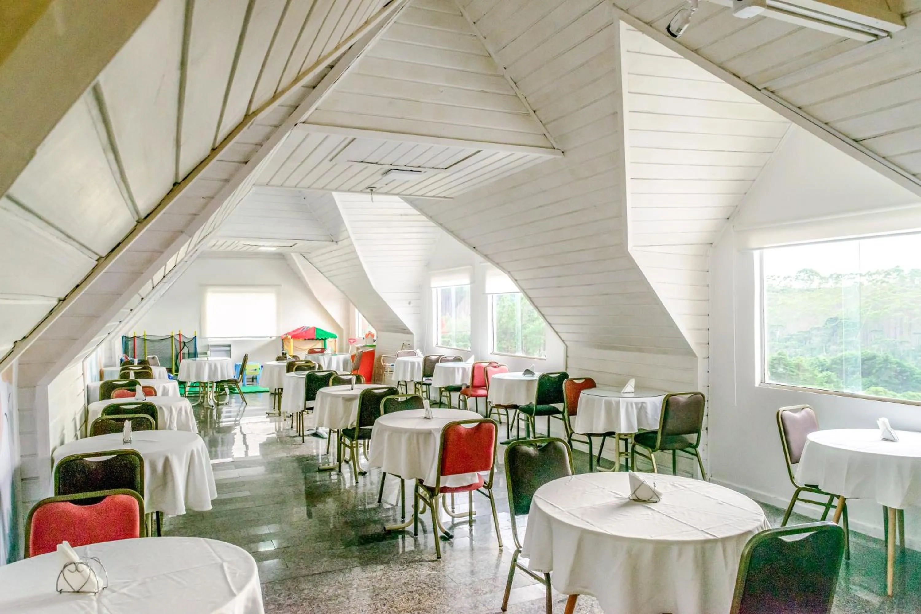 Dining area in Pousada Parque das Flores