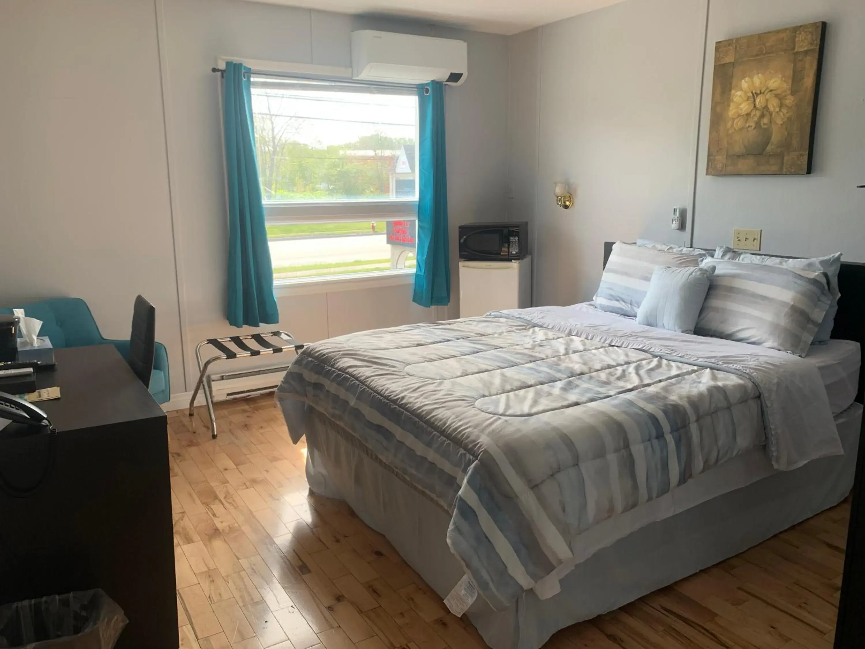 Photo of the whole room, Bed in Harbourview Inn and Suites Photo of the whole room, Bed in Harbourview Inn and Suites