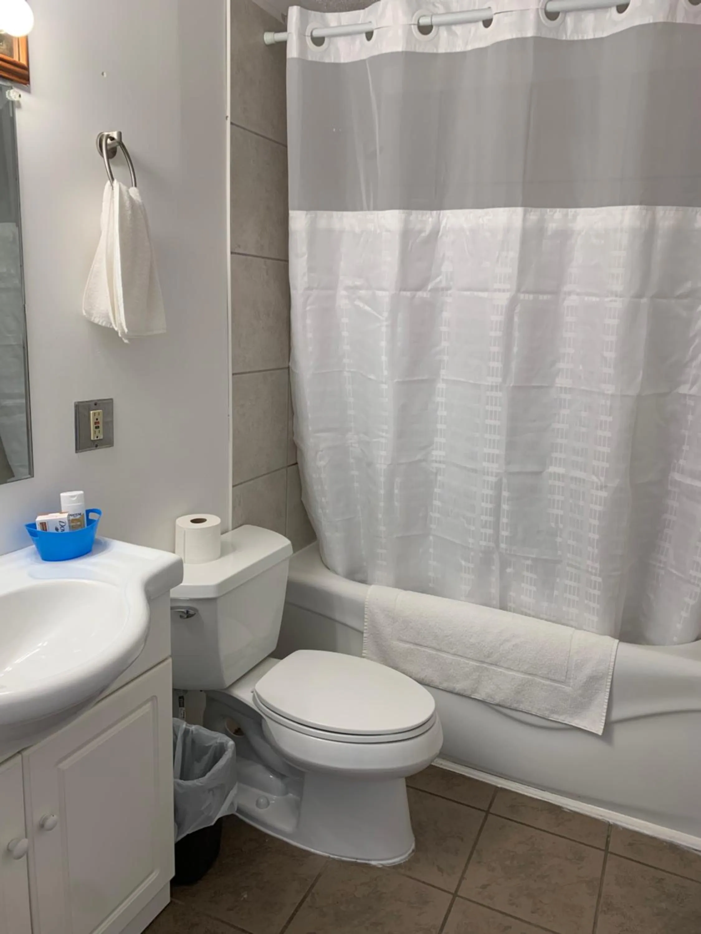 Bathroom in Harbourview Inn and Suites