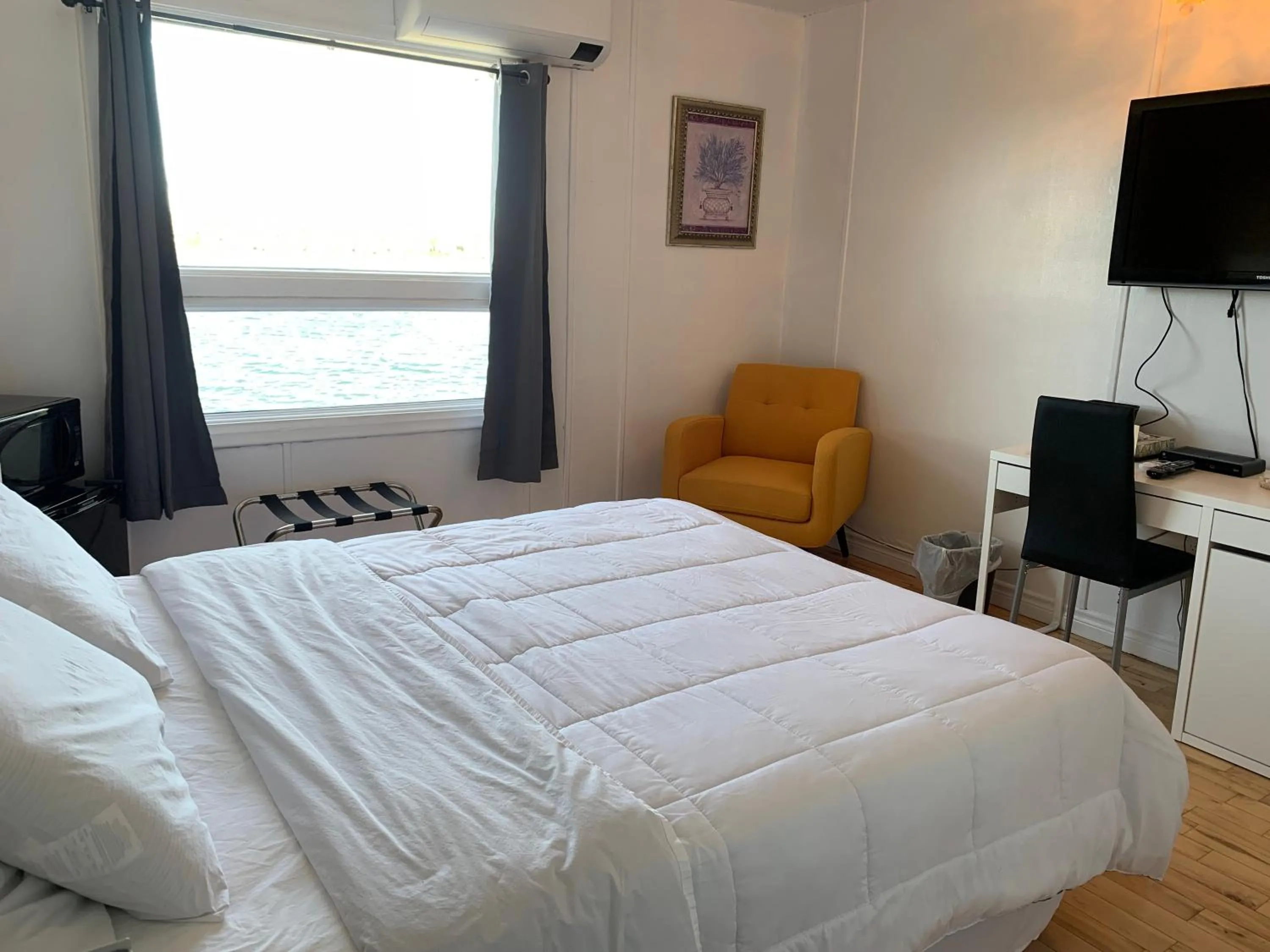 Bed in Harbourview Inn and Suites