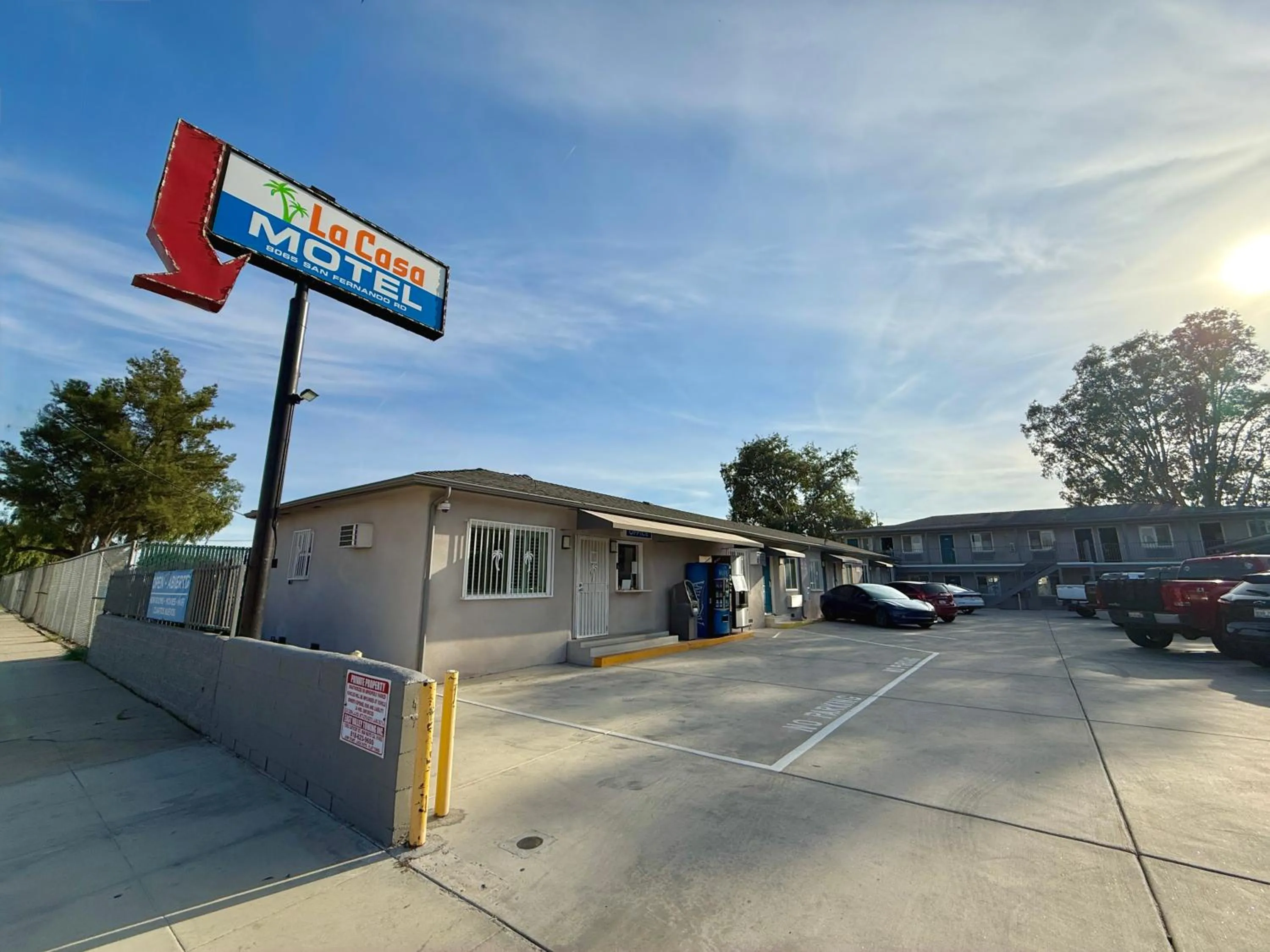Property building in La Casa Motel, Los Angeles - Burbank Airport