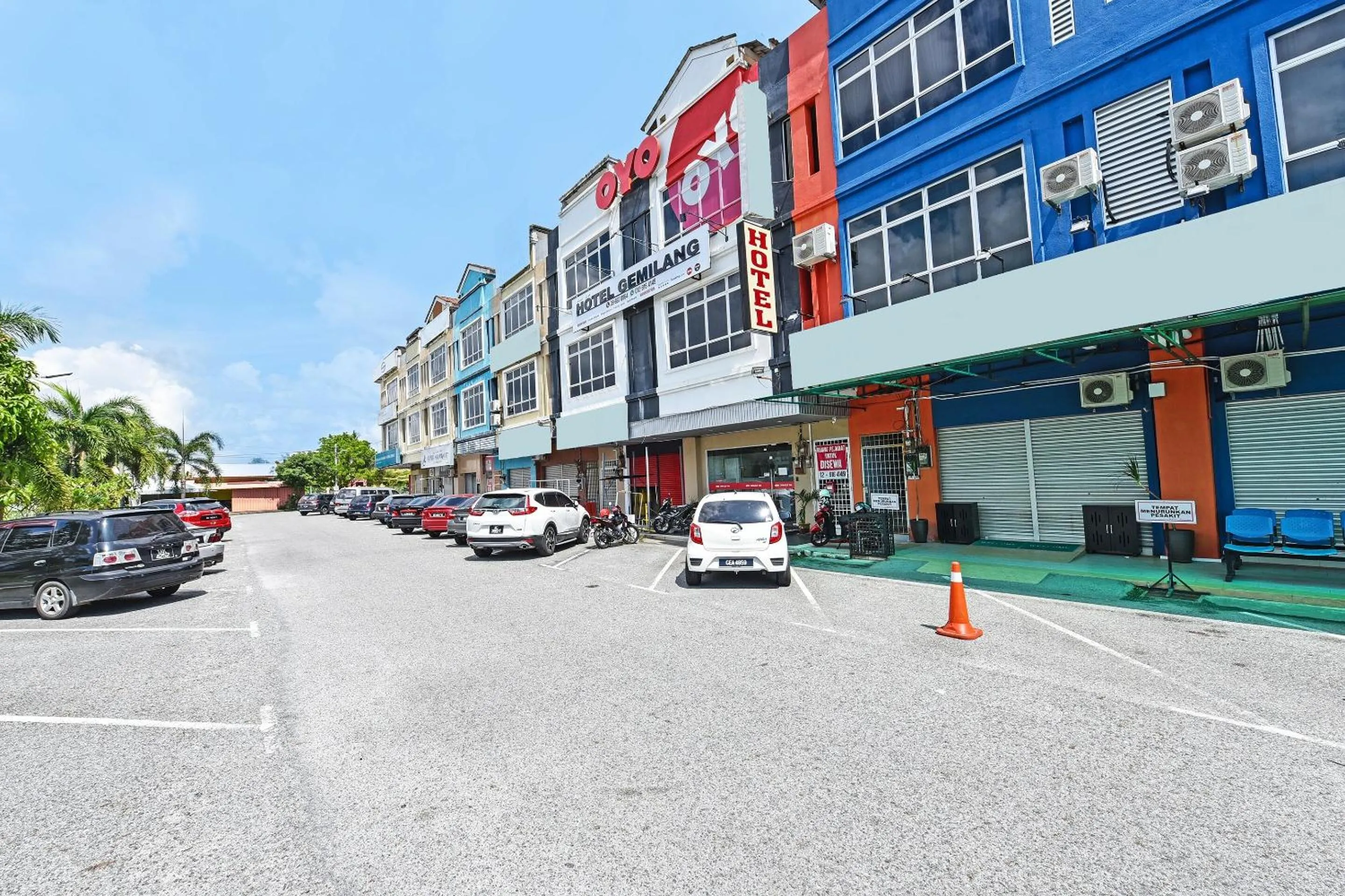 Facade/entrance in Hotel O Gemilang