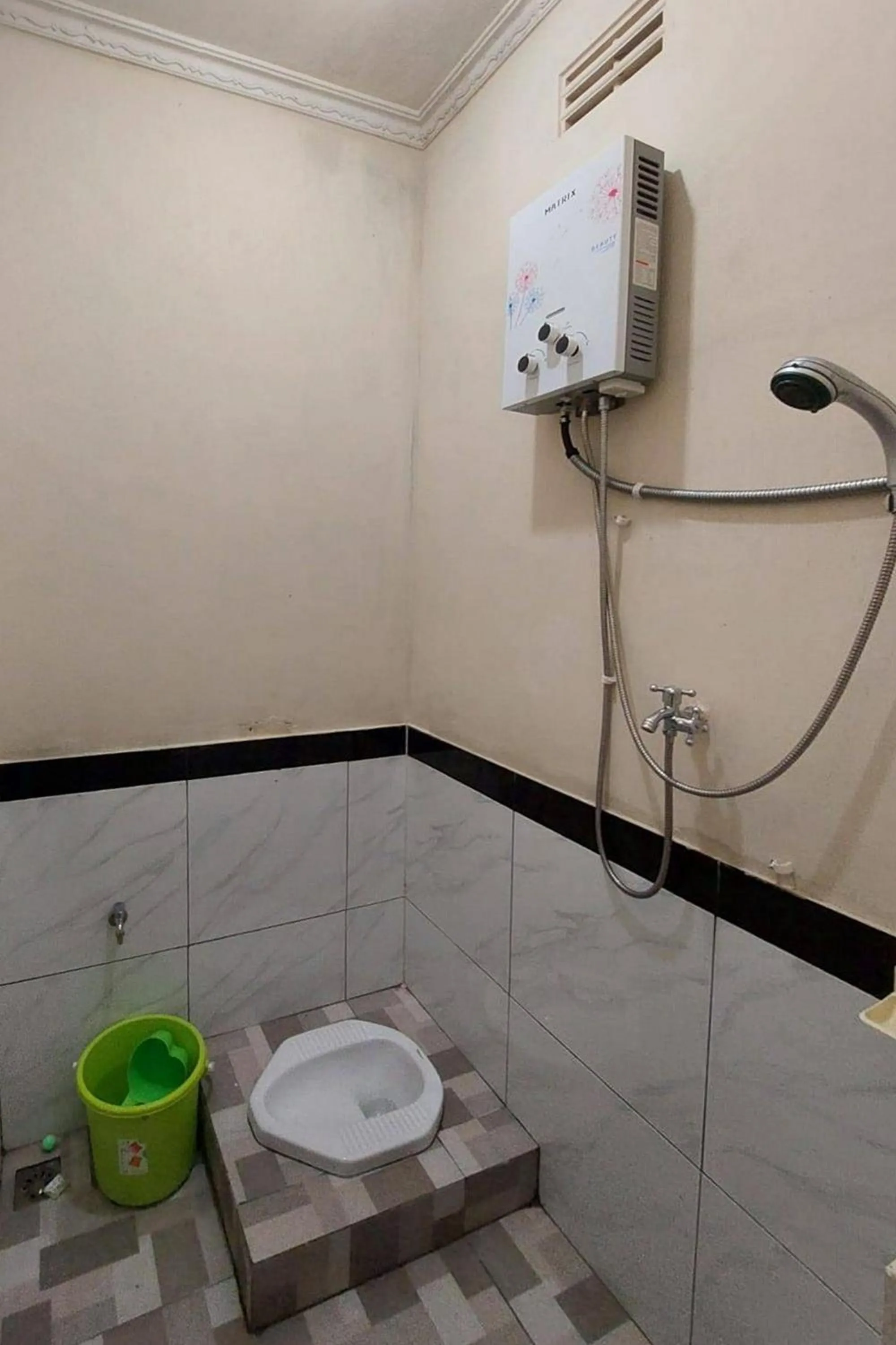 Shower in Homestay Banteng Adventure Dieng Mitra RedDoorz