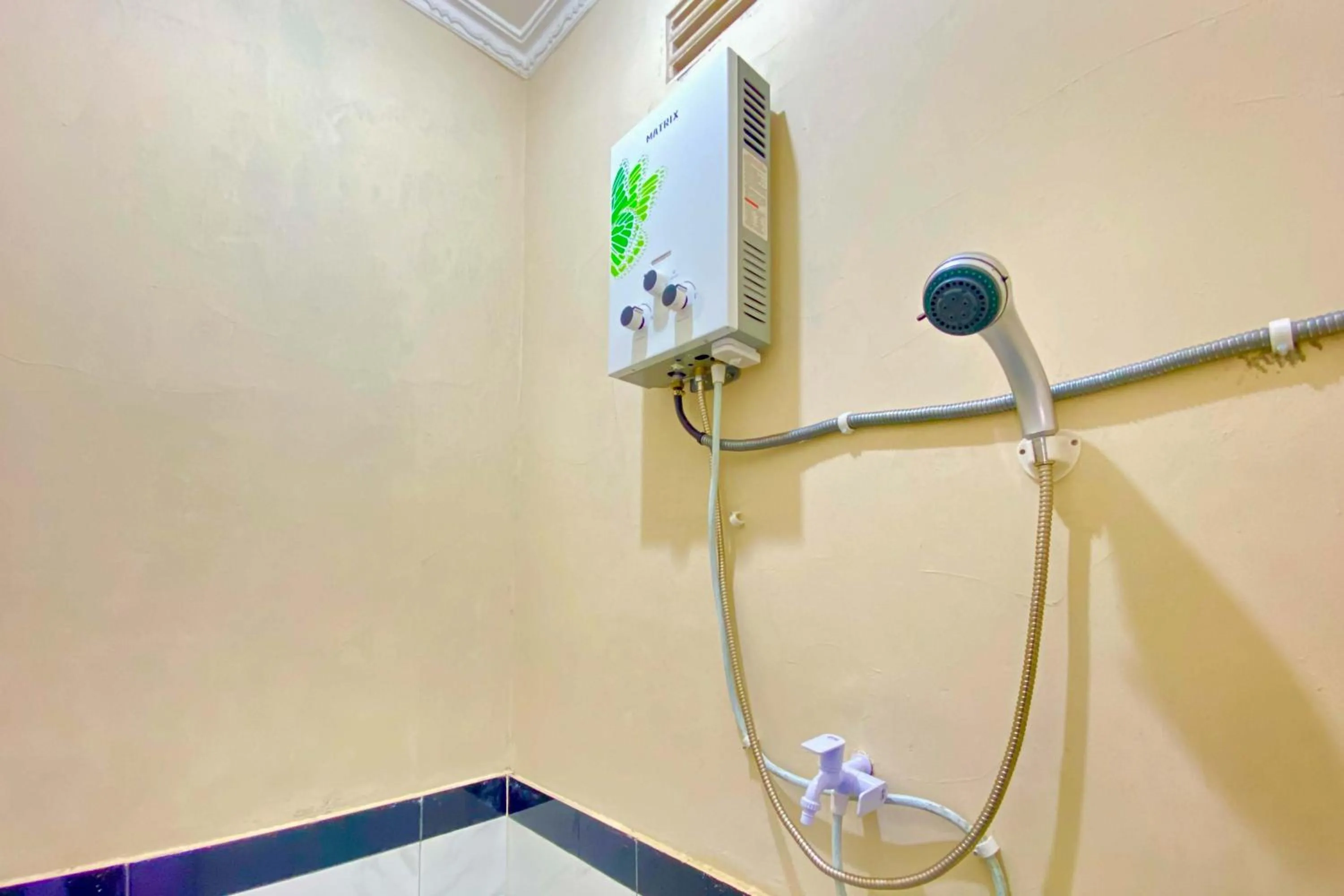 Shower in Homestay Banteng Adventure Dieng Mitra RedDoorz