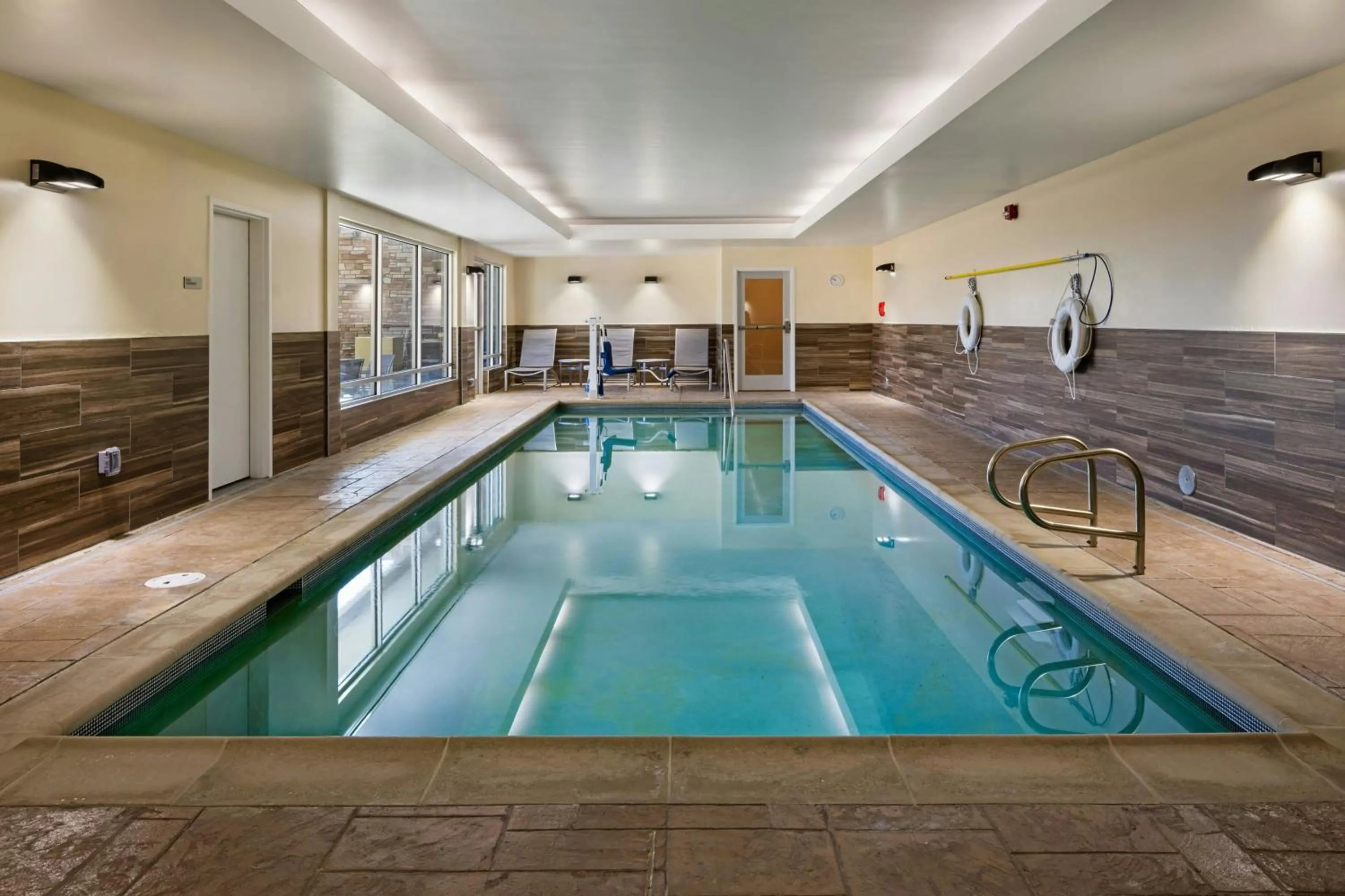 Swimming pool in TownePlace Suites By Marriott Tehachapi