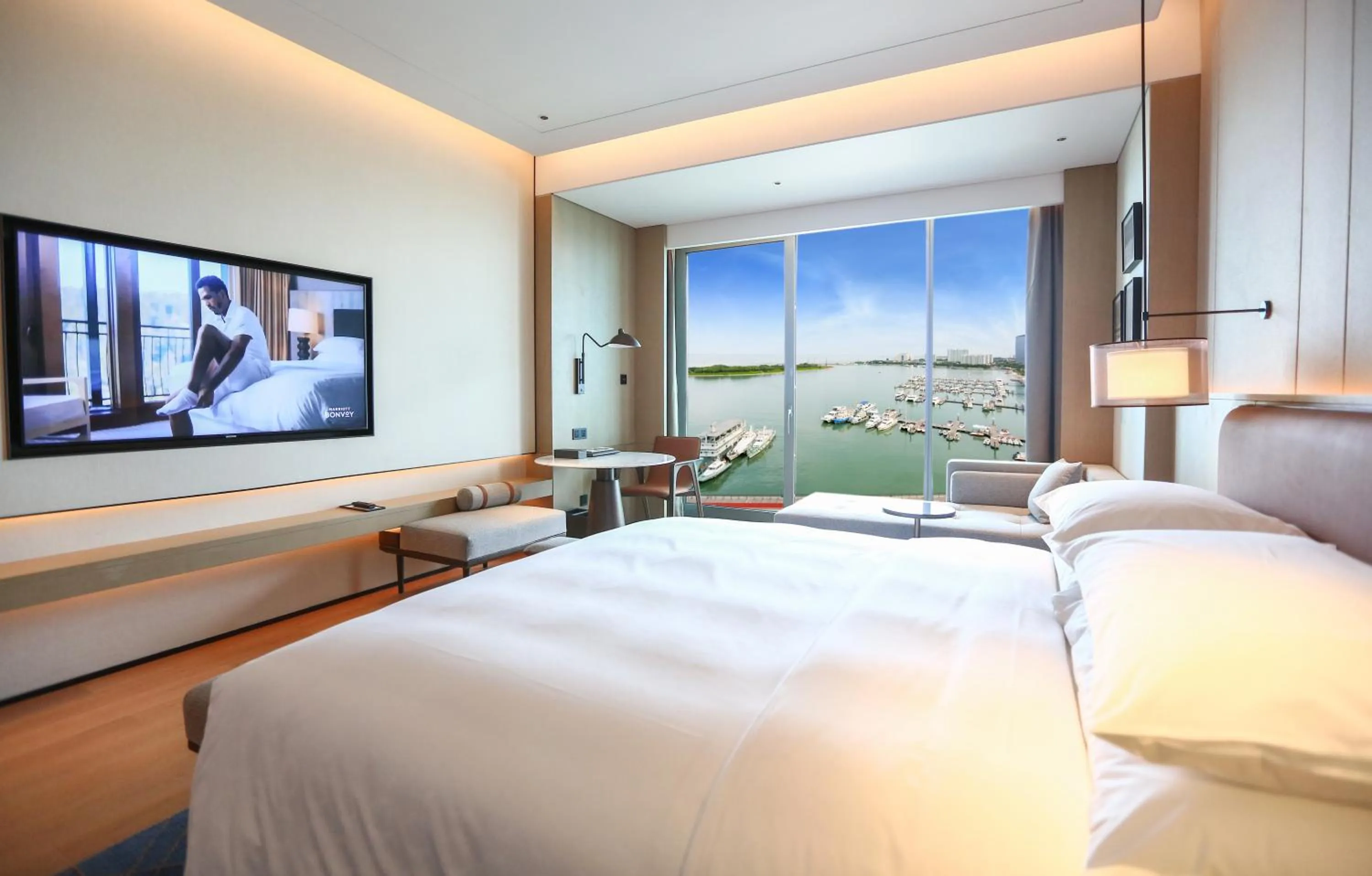 Photo of the whole room, Bed in Sheraton Rizhao Hotel